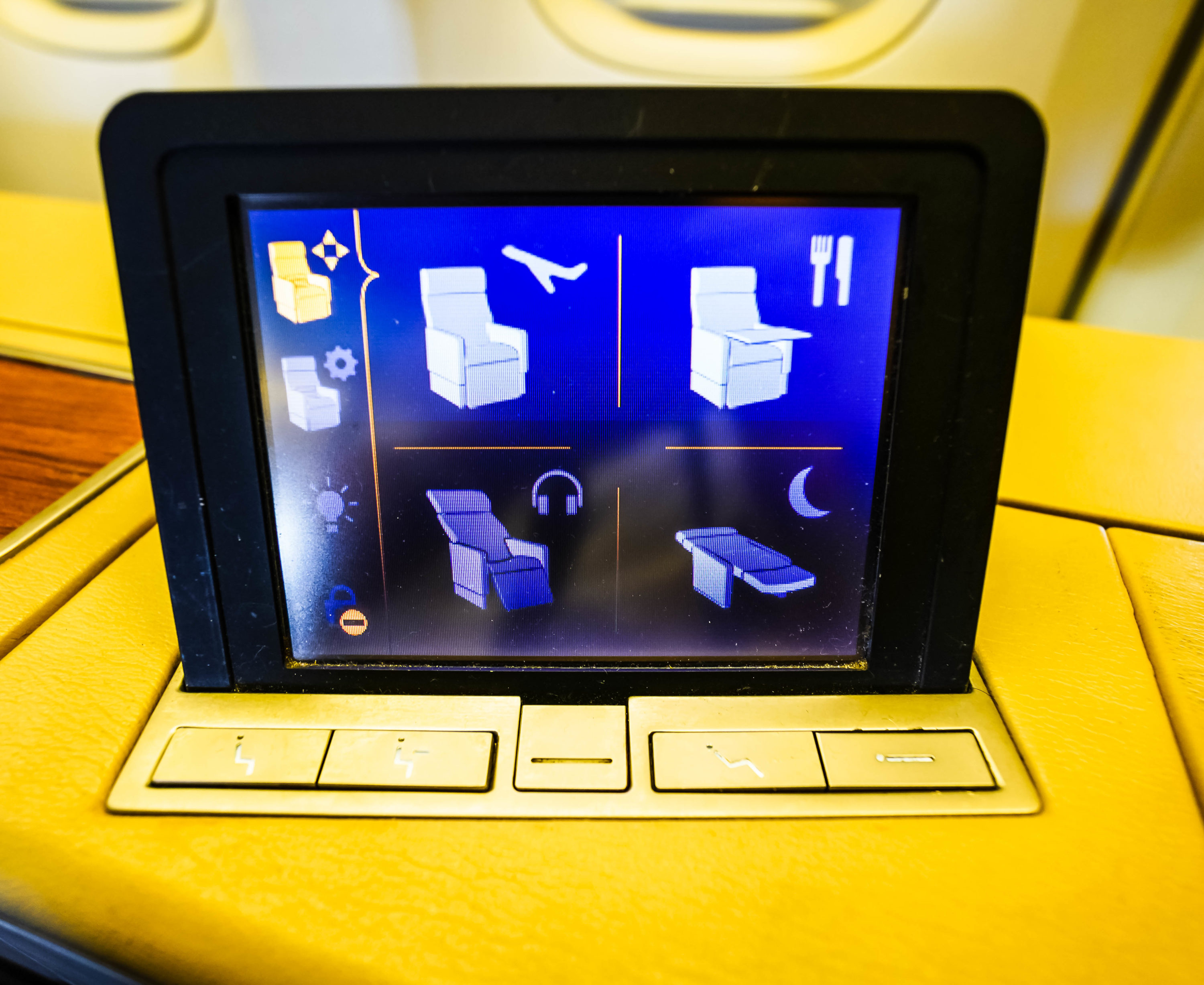 Thai Airways Boeing 747 400 First Class Seat controls