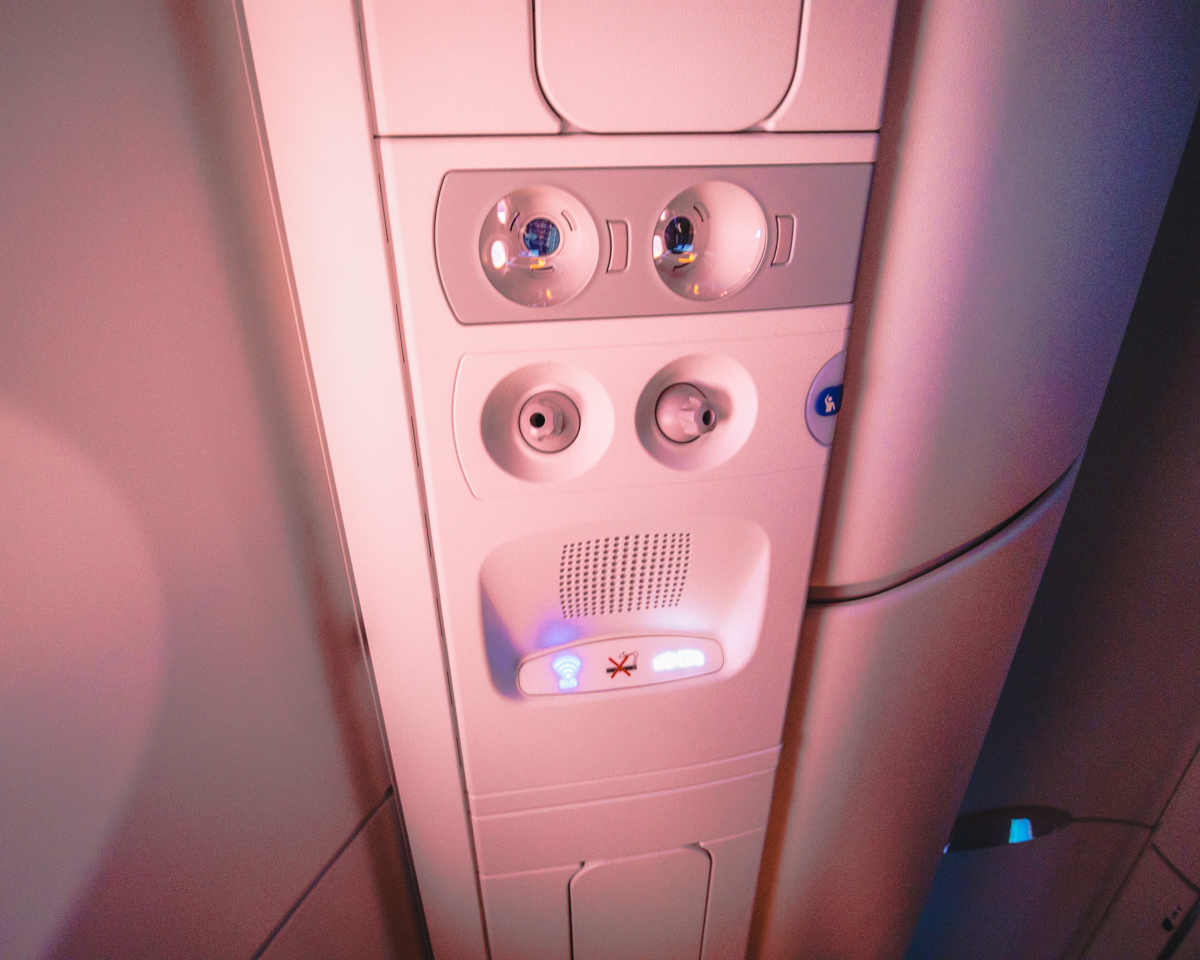 Delta Airbus A220 Overhead Lights and Air Nozzles