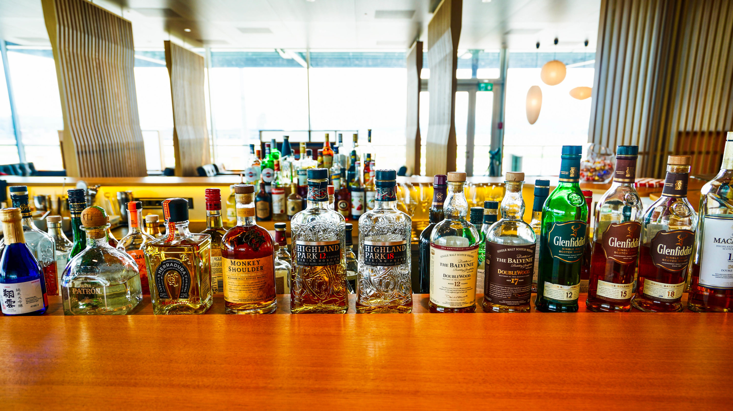 SWISS First Class Lounge Main bar 1