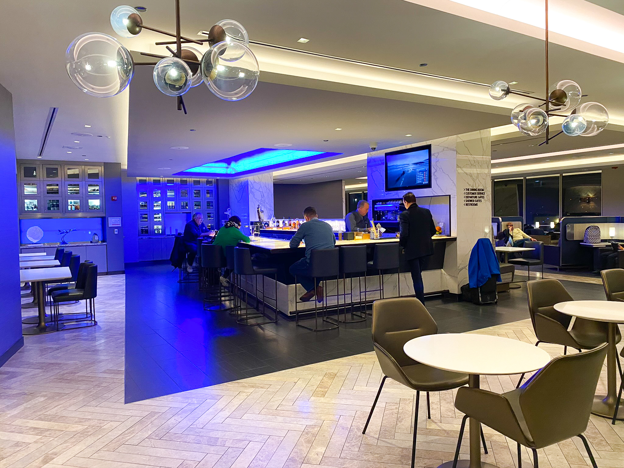 United Polaris Lounge ORD Bar