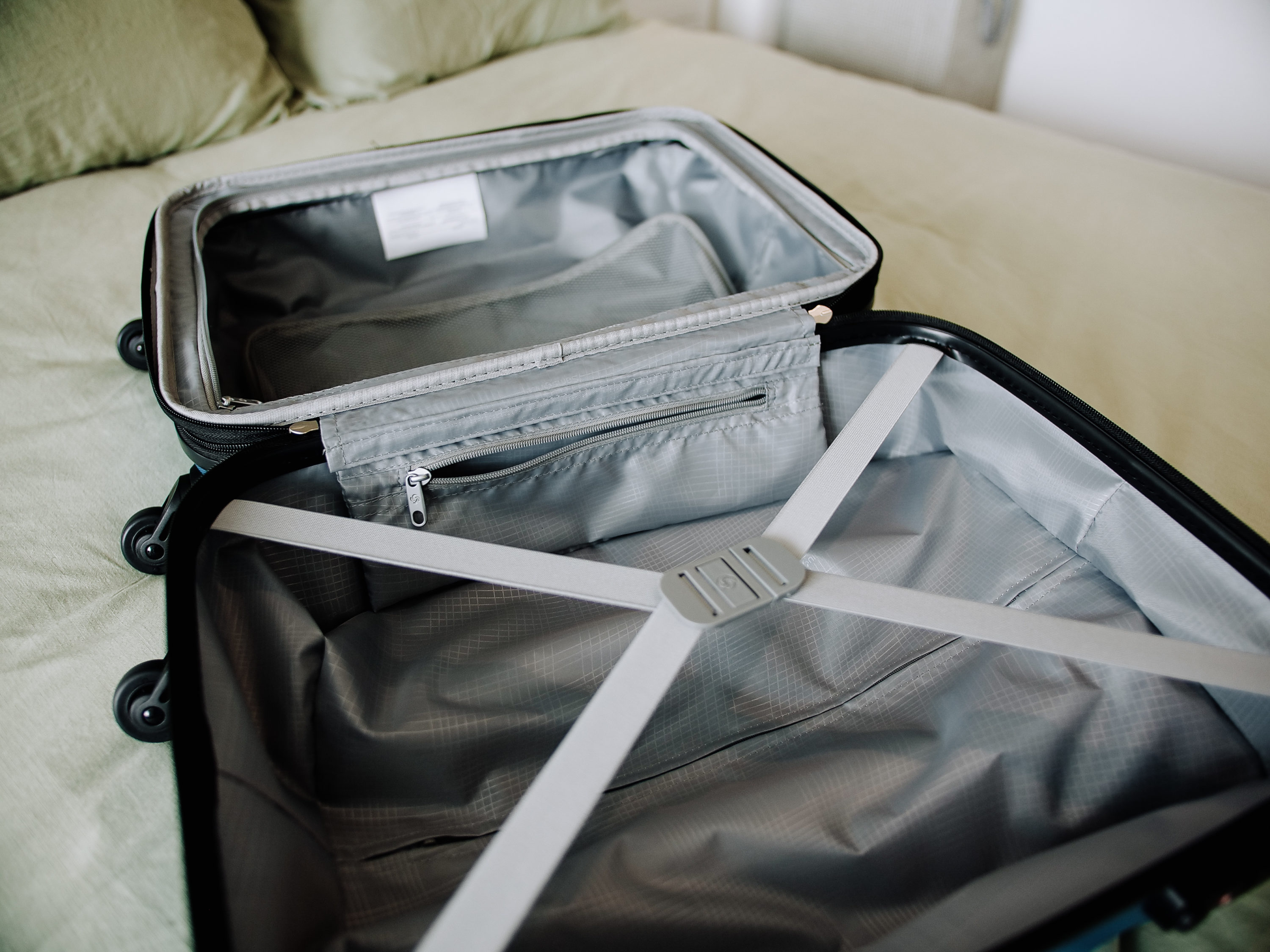 Samsonite compartment
