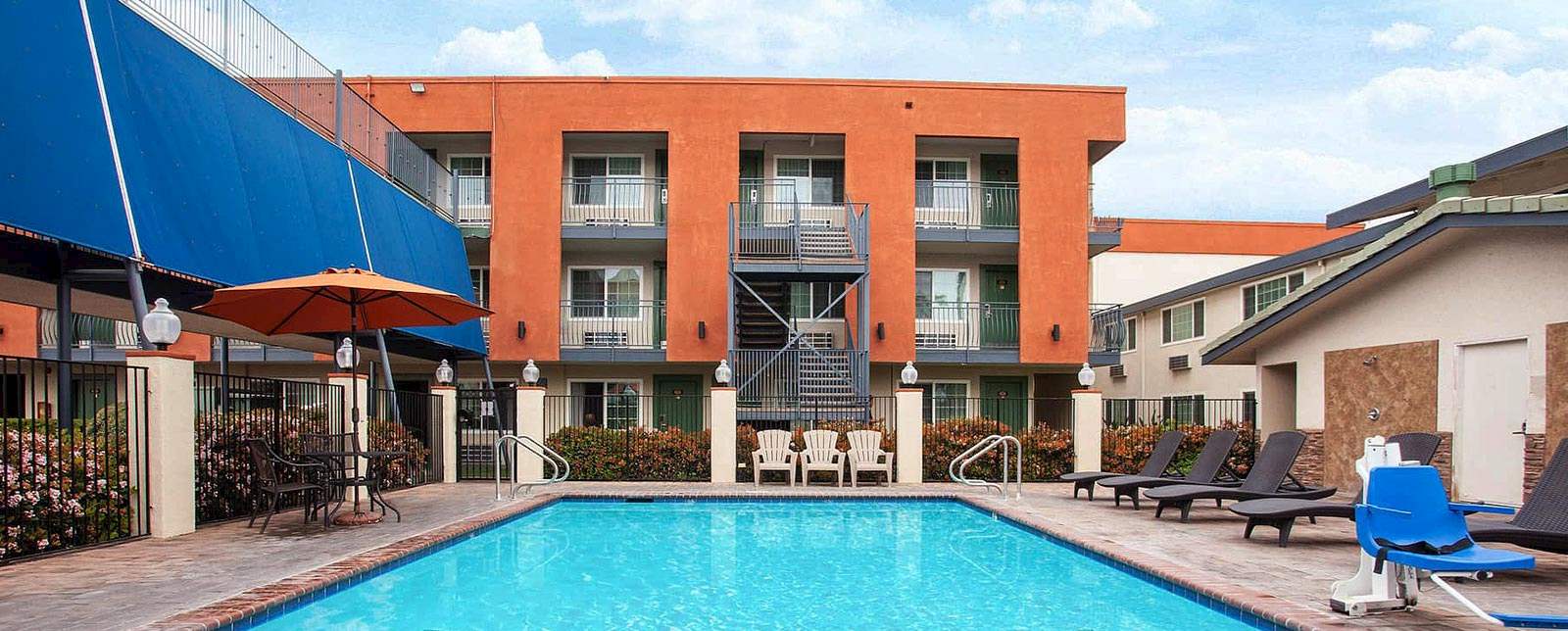 Travelodge Anaheim Inn Suites
