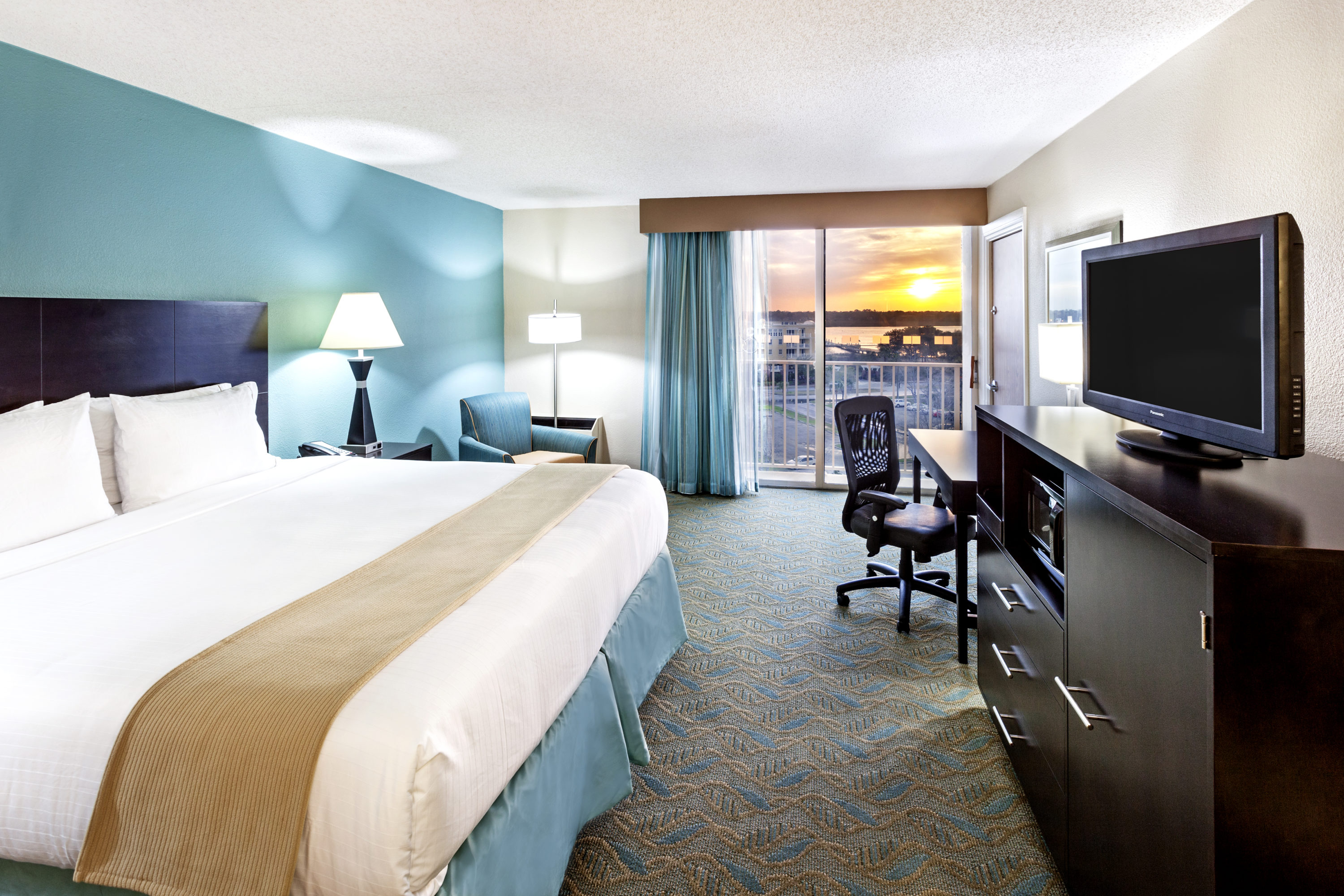 Holiday Inn Express Charleston Downtown Medical Area King Room