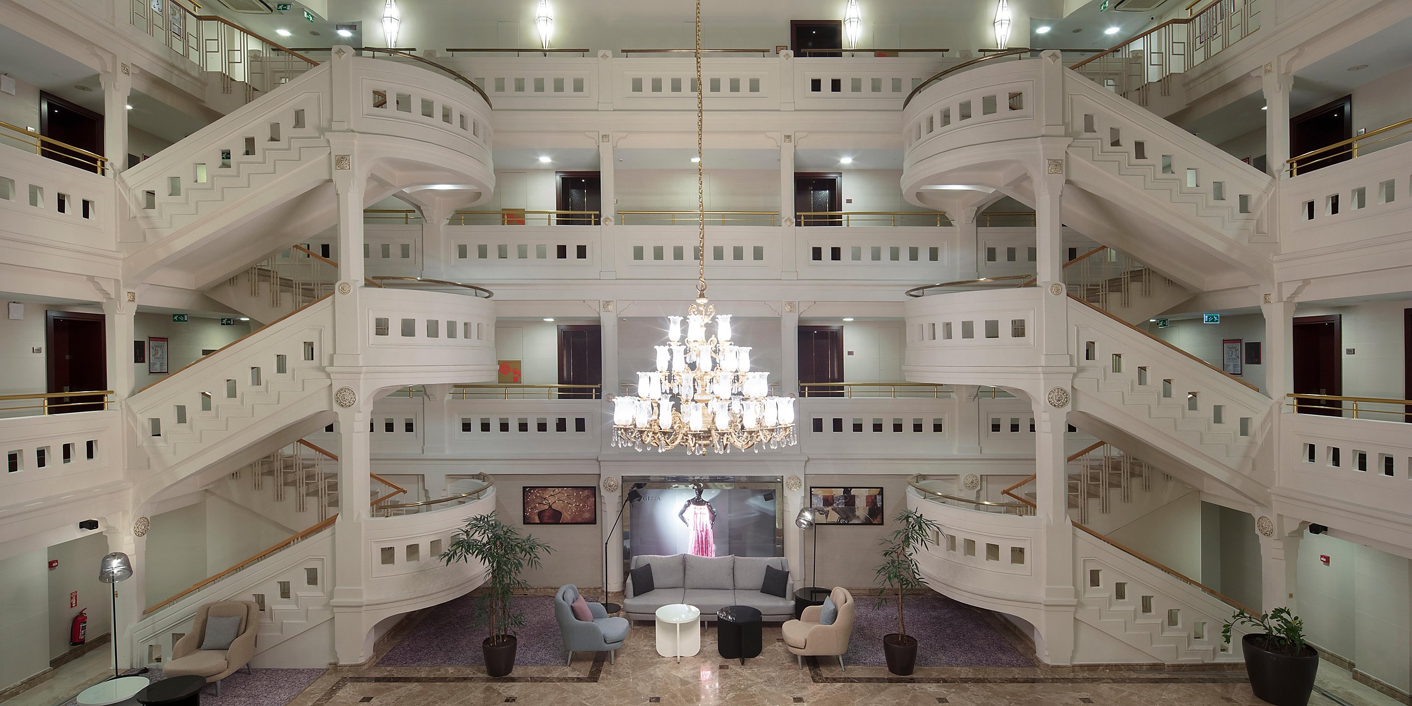 Crowne Plaza Istanbul Old City atrium
