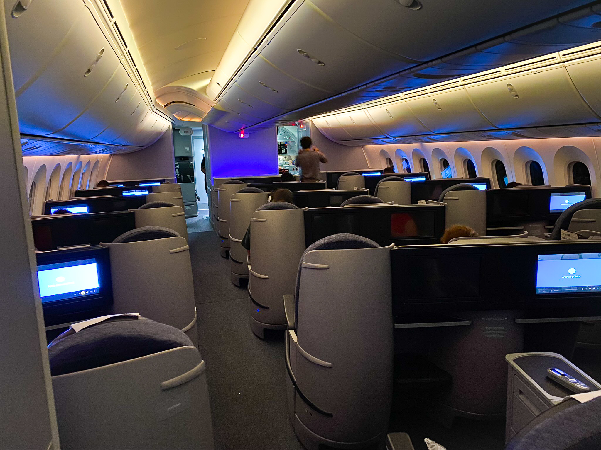United Boeing 787 Dreamliner Polaris Business Class at night