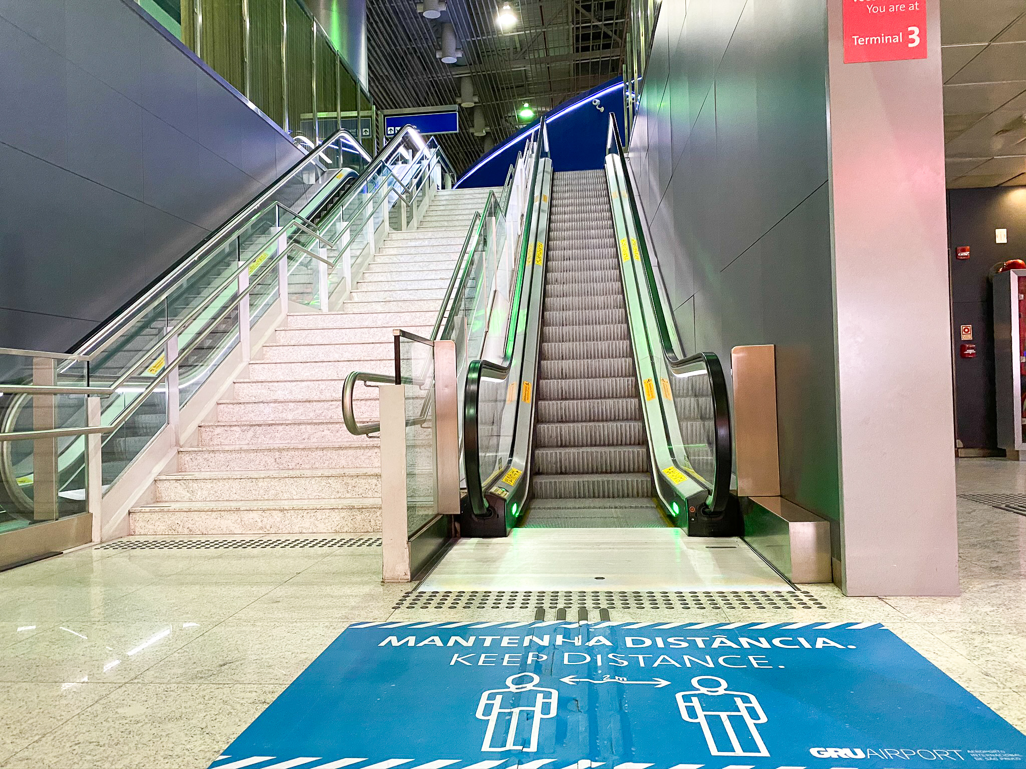 escalators to the lounges at gru guarulhos international airport