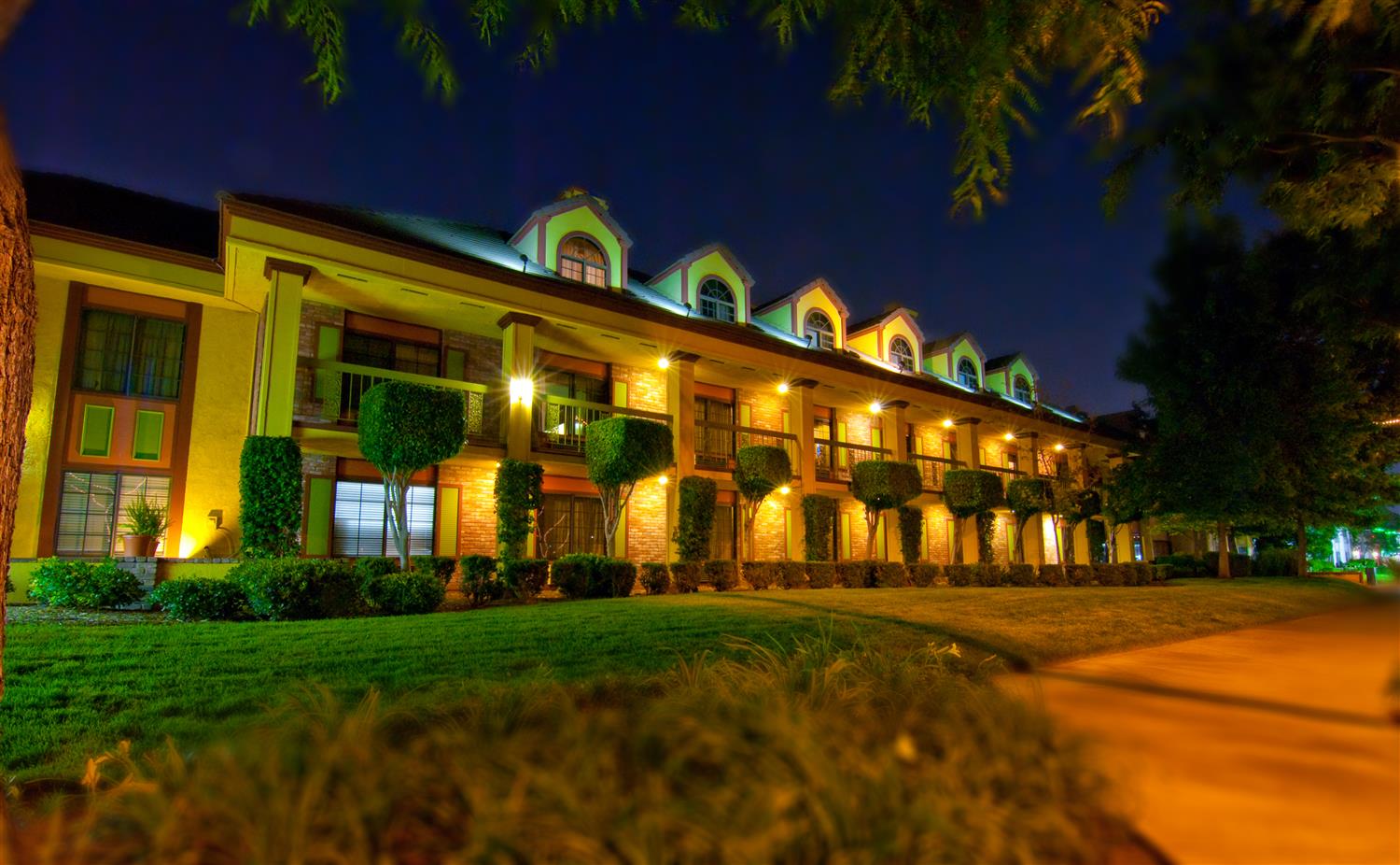 Best Western Plus Raffles Inn Suites
