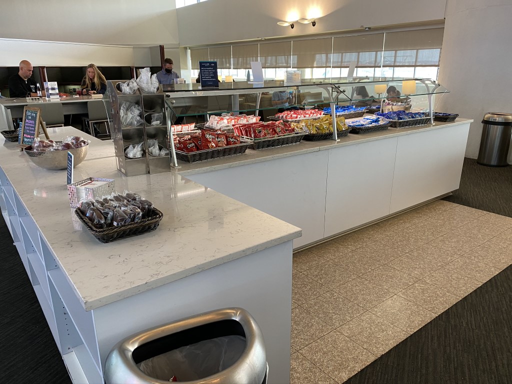 United Club EWR snacks
