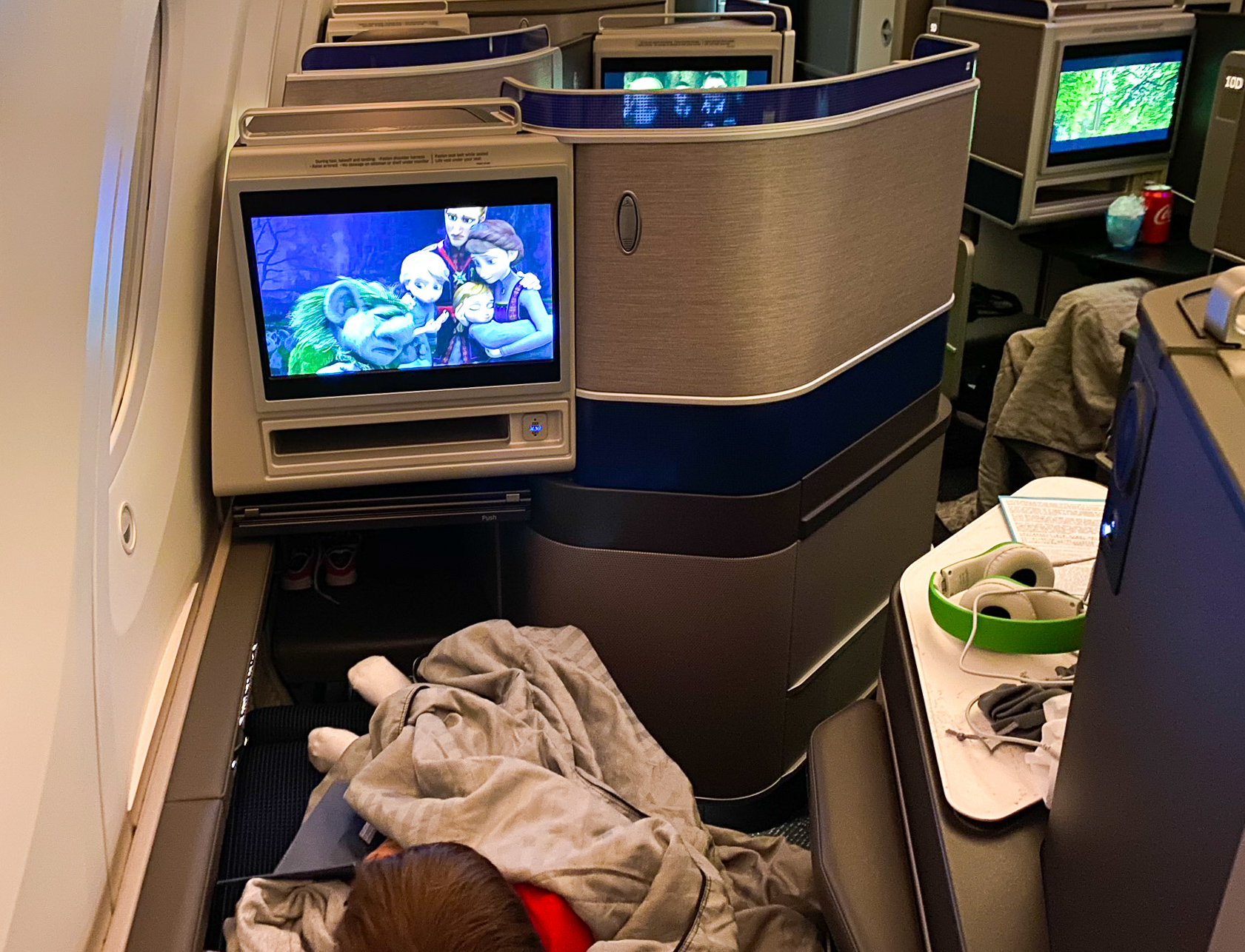 United Polaris IFE Screen with Disney Frozen movie