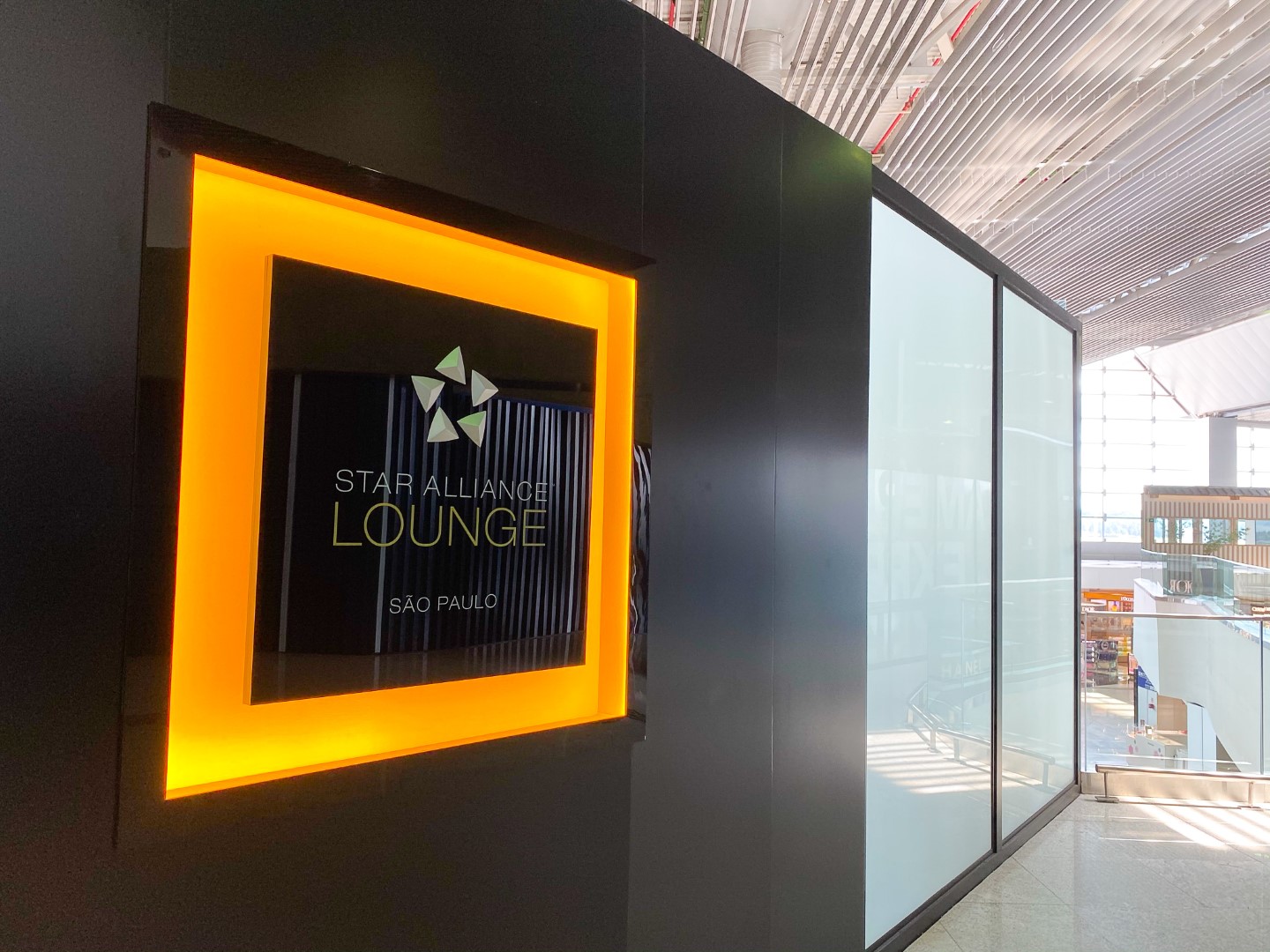 Espaço Banco Safra Lounge GRU Entrance Sign