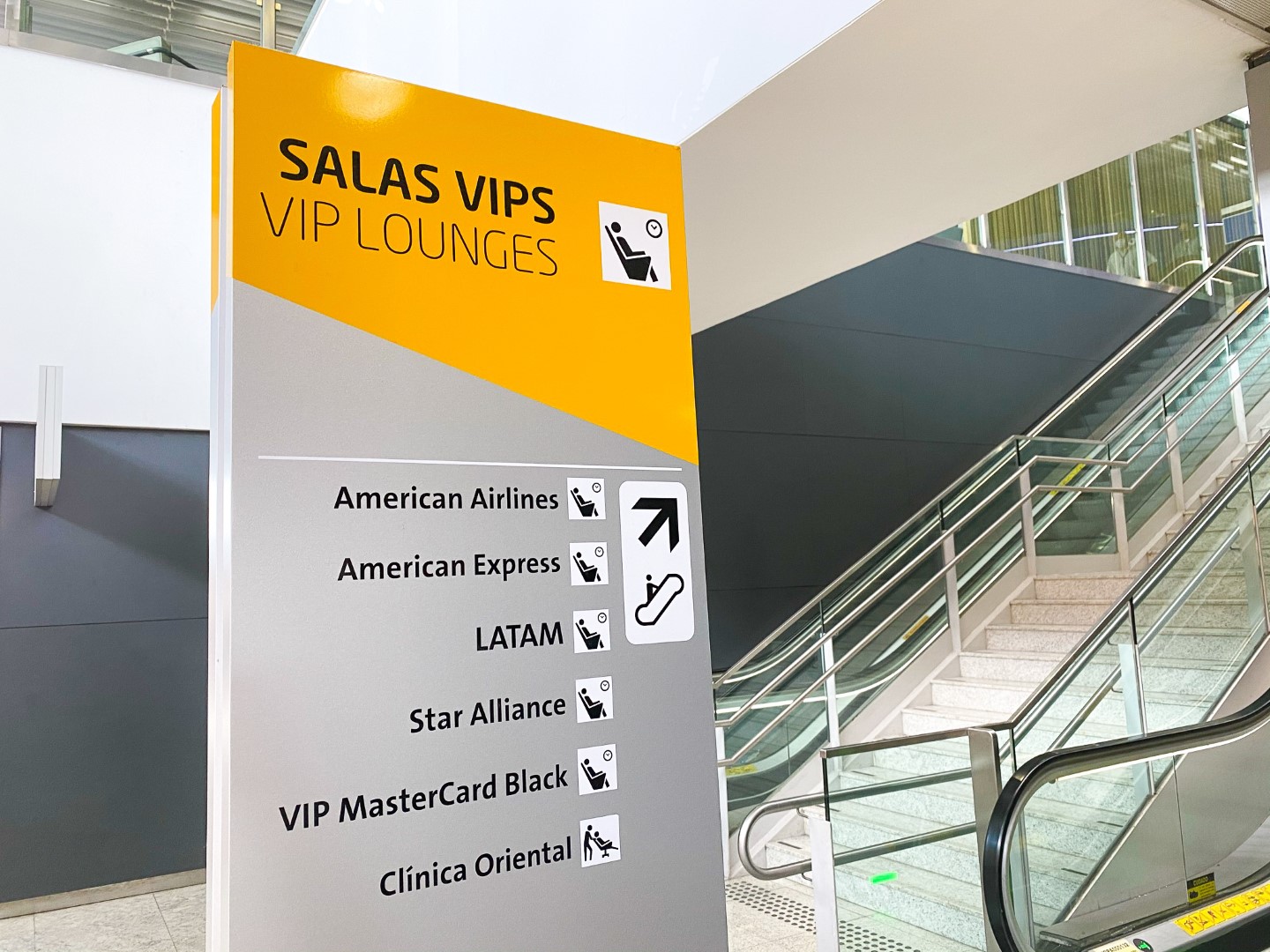 Espaço Banco Safra Lounge GRU Signage