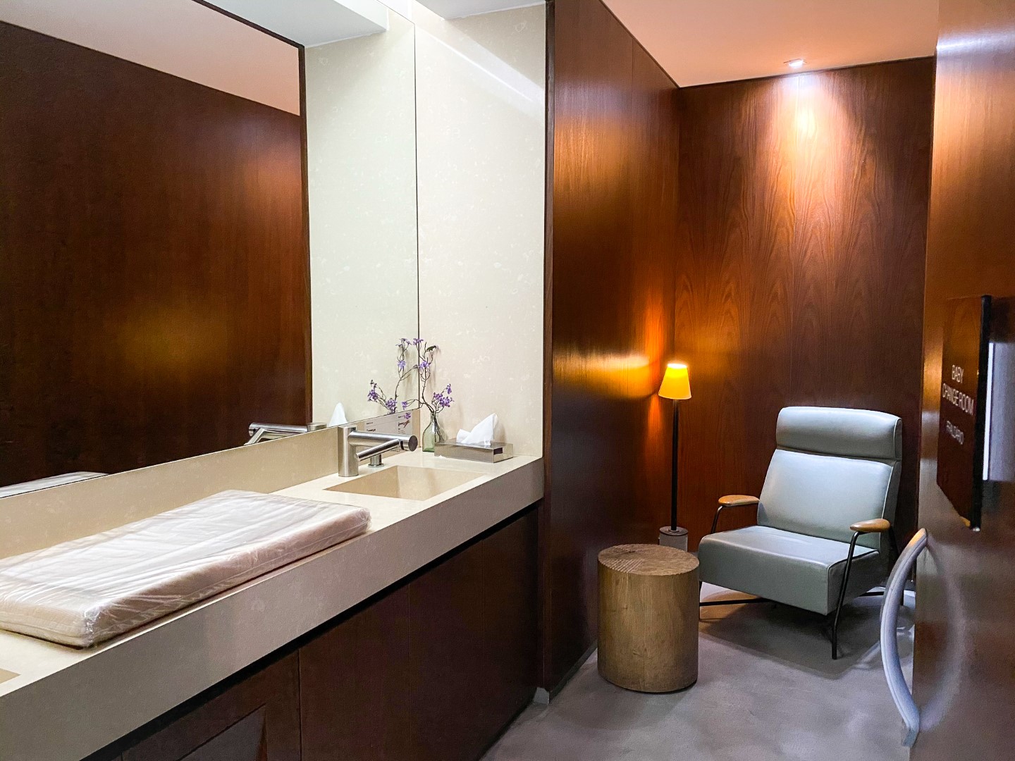 Espaço Banco Safra Lounge GRU baby changing room