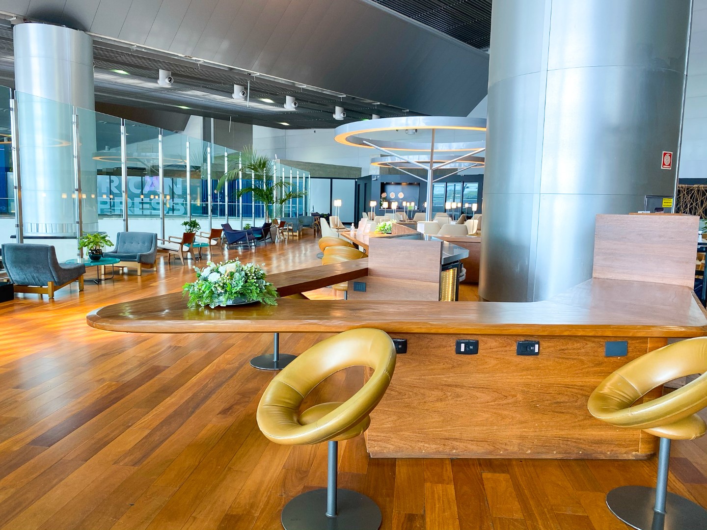Star Alliance Lounge GRU bar seating