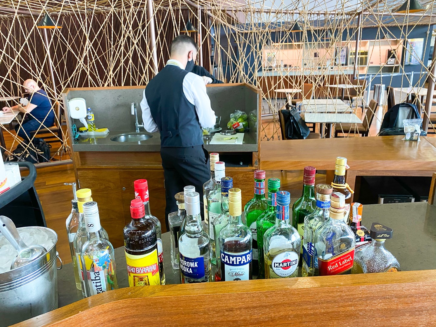 Espaço Banco Safra Lounge GRU bartender