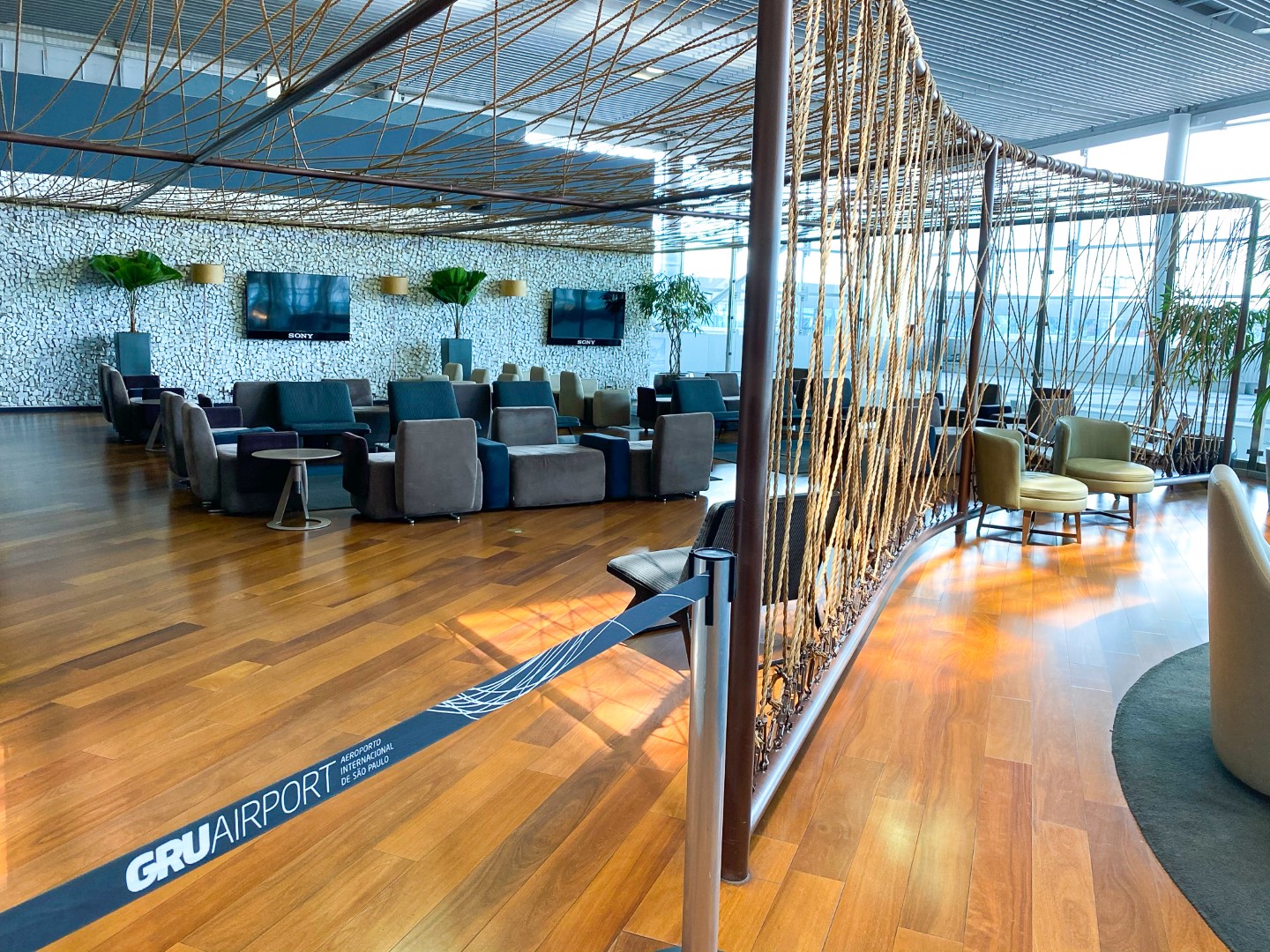 Espaço Banco Safra Lounge GRU closed dining