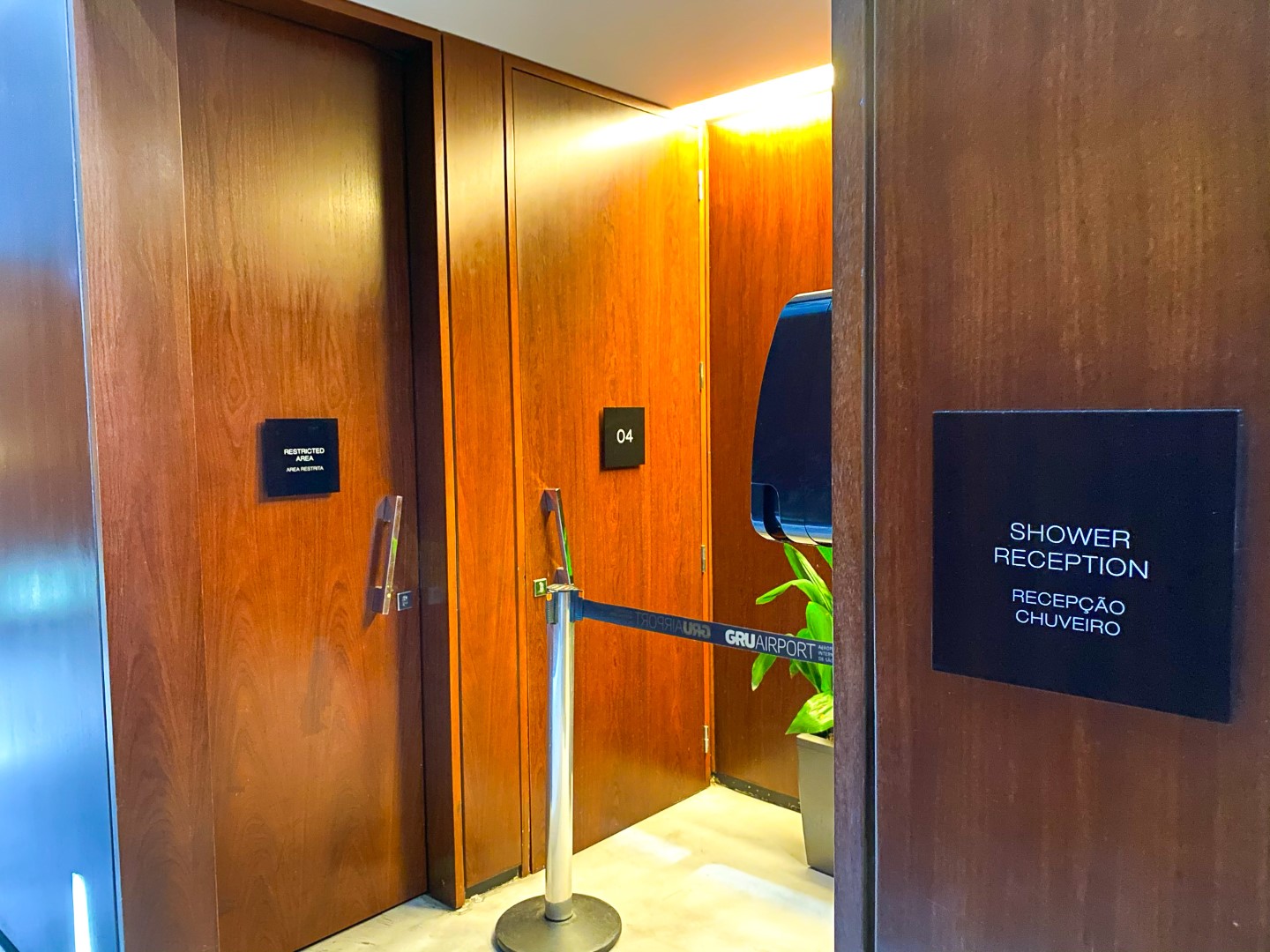 Espaço Banco Safra Lounge GRU showers