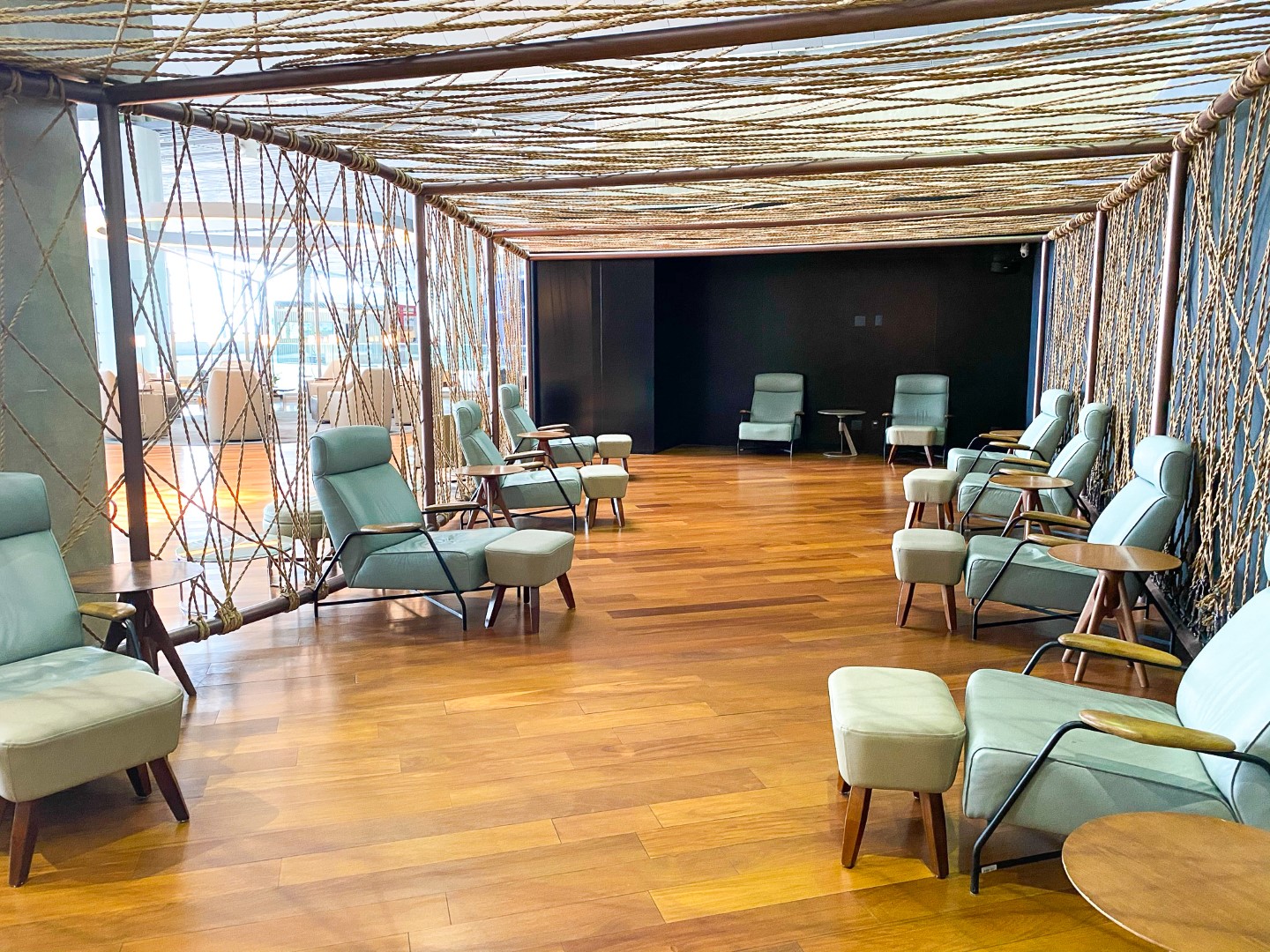 Espaço Banco Safra Lounge GRU sitting area