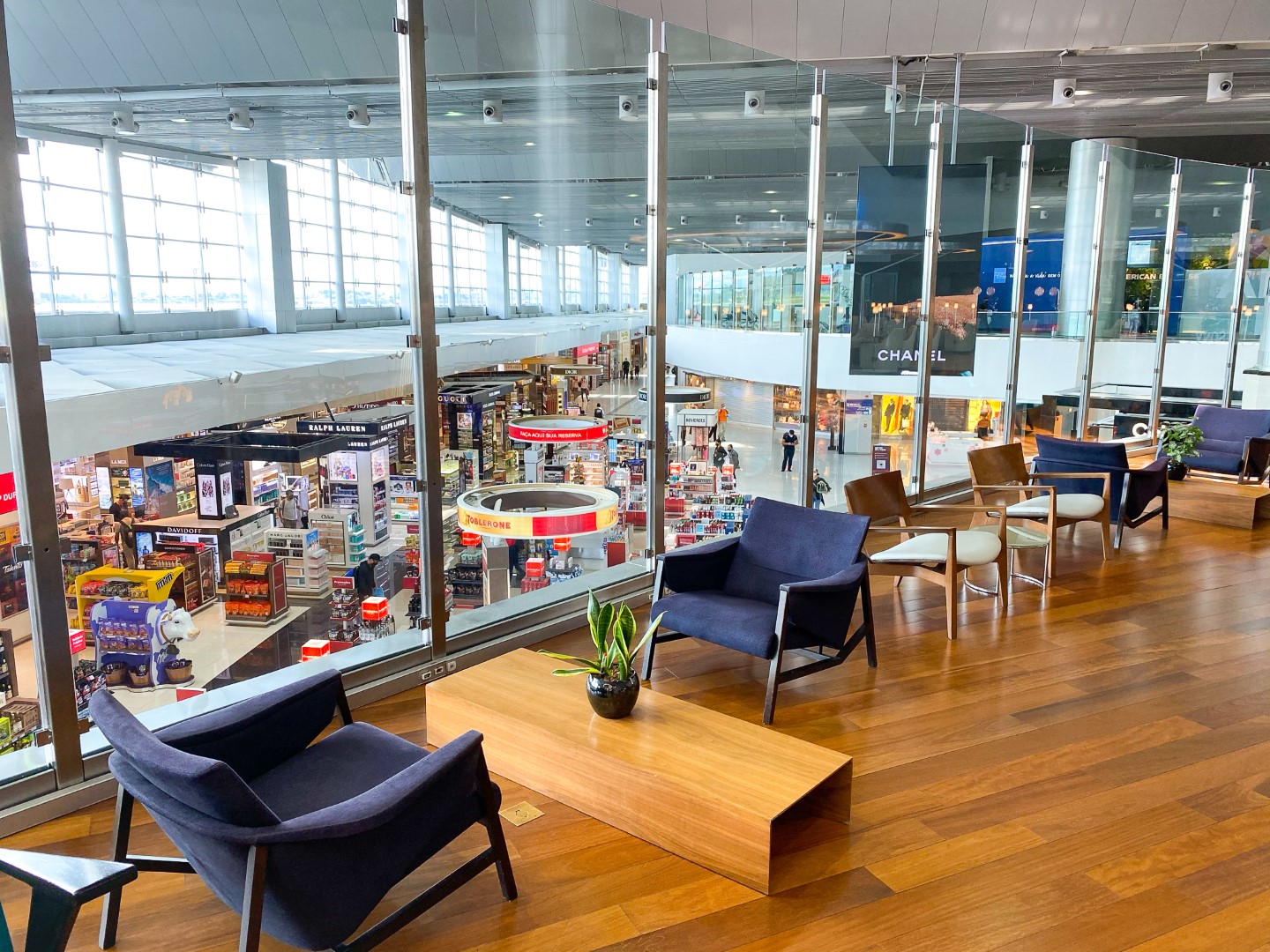 Espaço Banco Safra Lounge GRU view below