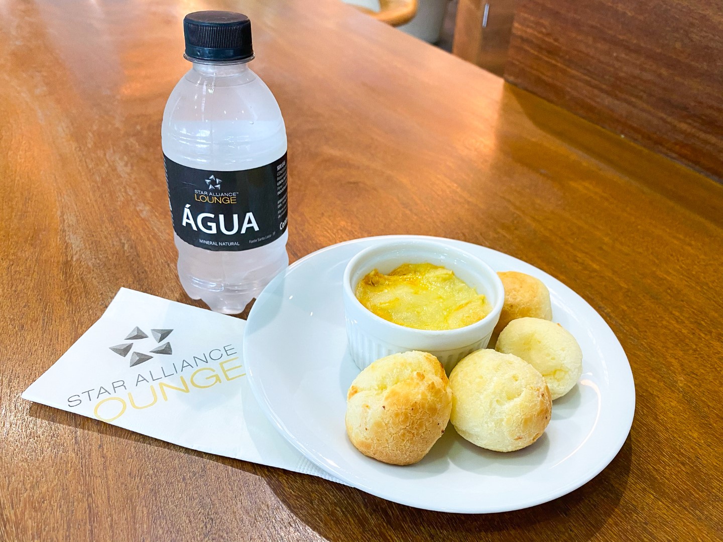 Espaço Banco Safra Lounge GRU water and snack