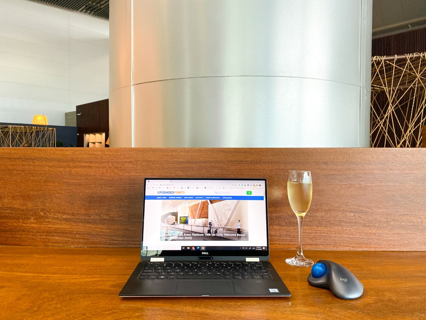 Espaço Banco Safra Lounge GRU working at the bar