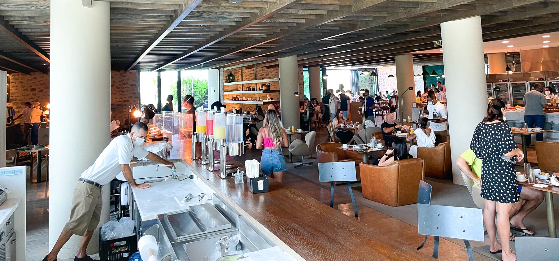 Breakfast crowd at Tano Grand Hyatt Rio de Janeiro