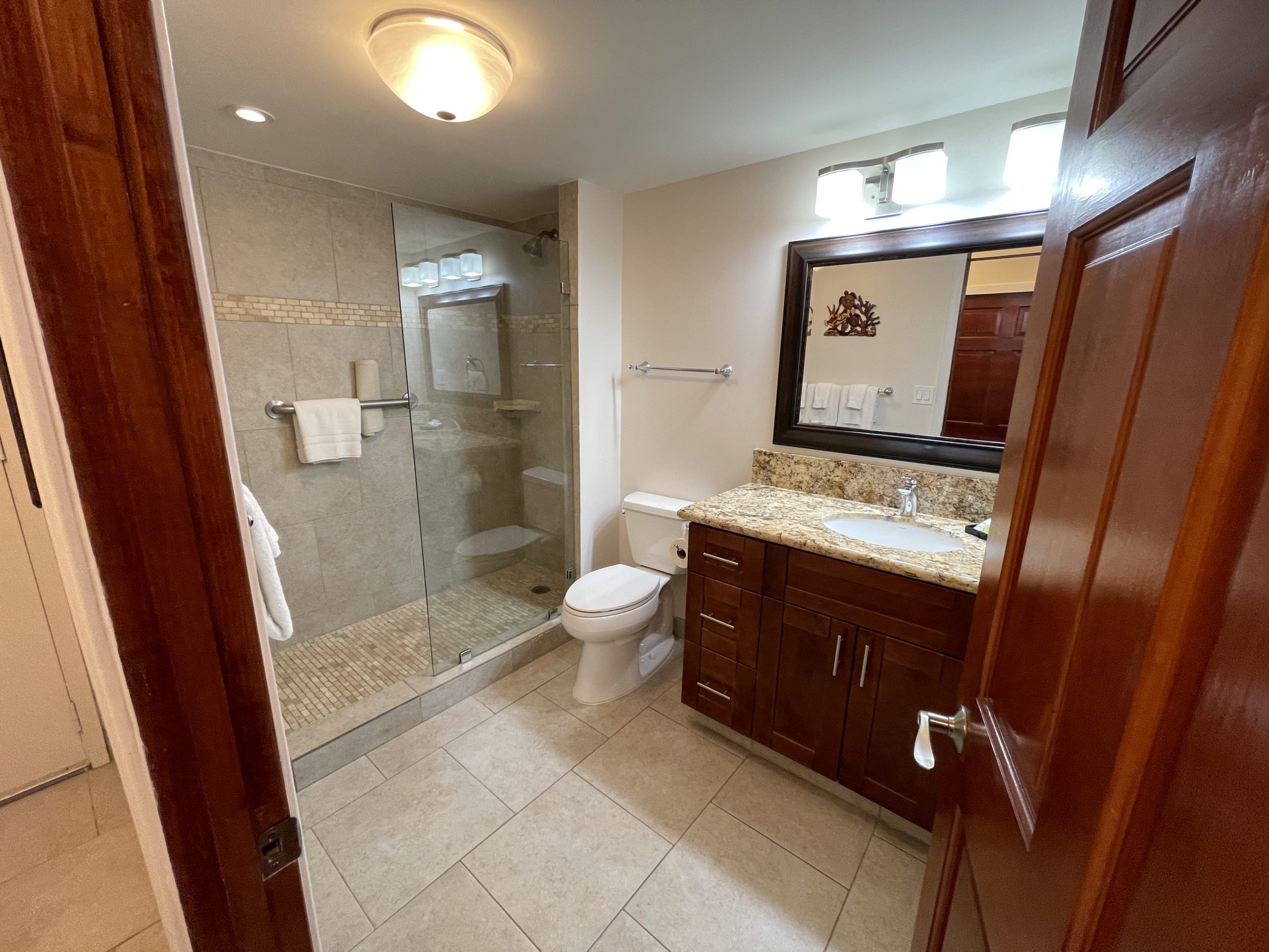 Lehaina Shores Beach Resort Studio Mountain View Premier Bathroom
