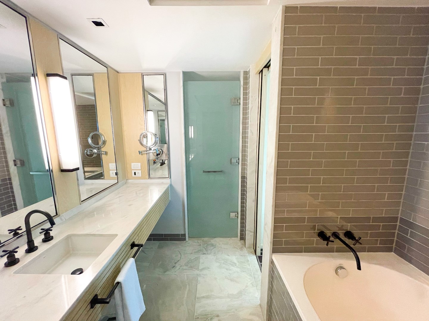 Ocean Lagoon Suite bathroom tub Grand Hyatt Rio de Janeiro