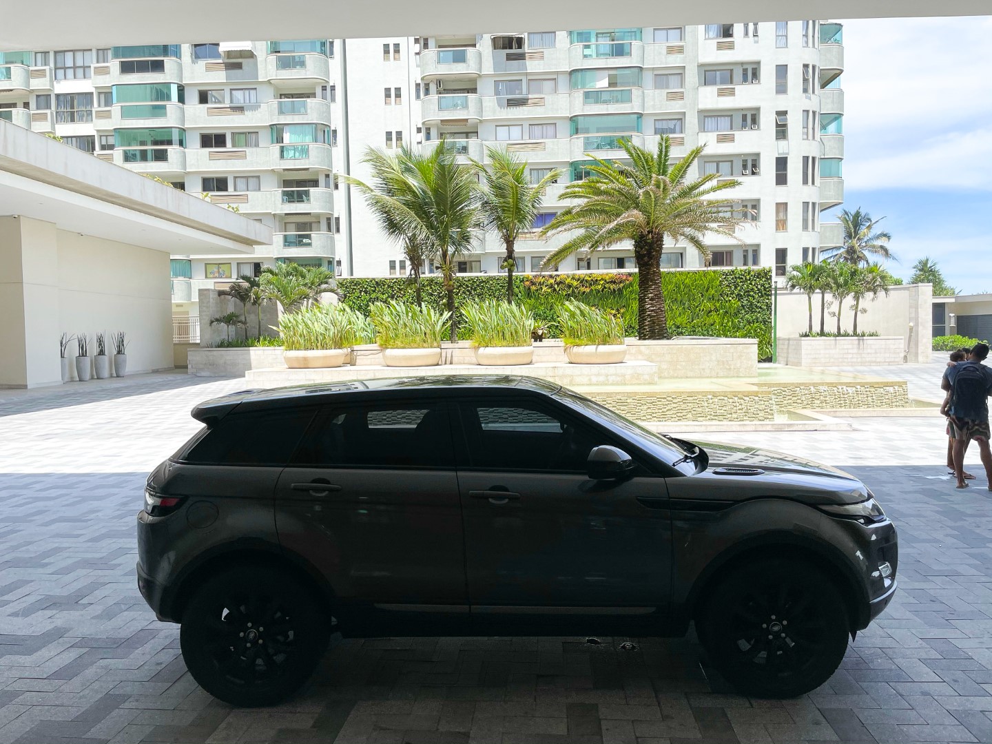 car arriving at Grand Hyatt Rio de Janeiro