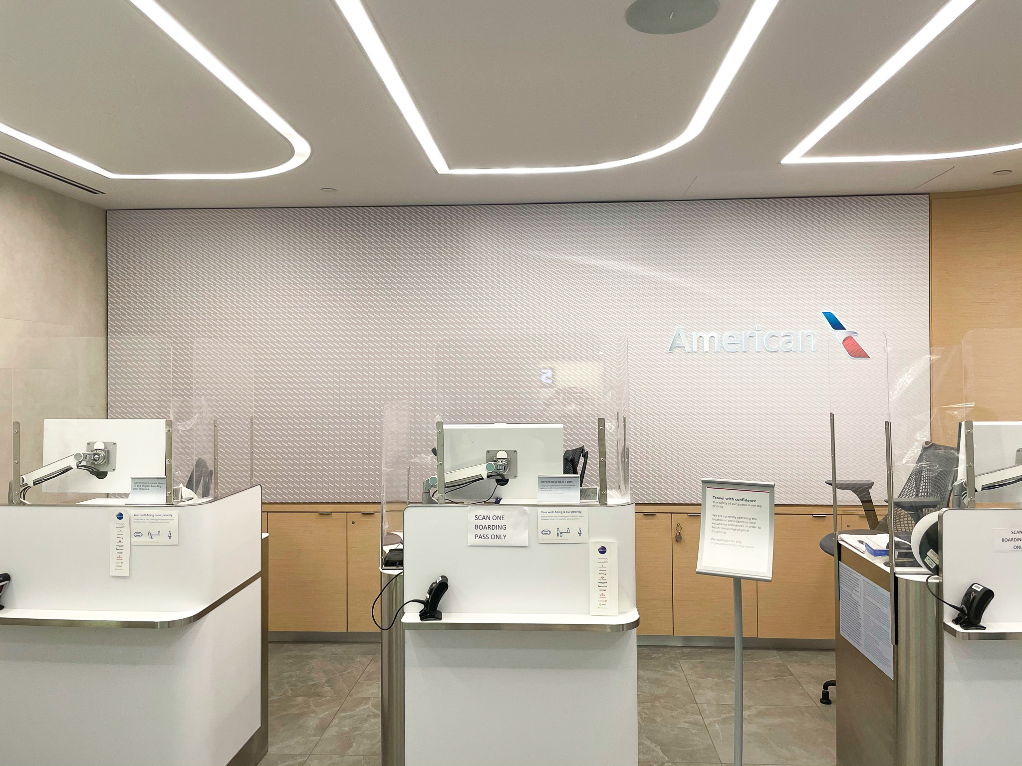 American Airlines Admirals Club at Orlando MCO desks