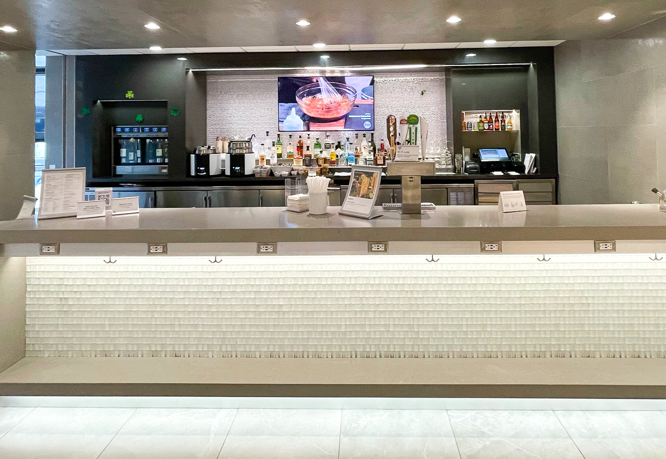 American Airlines Admirals Club at Orlando bar