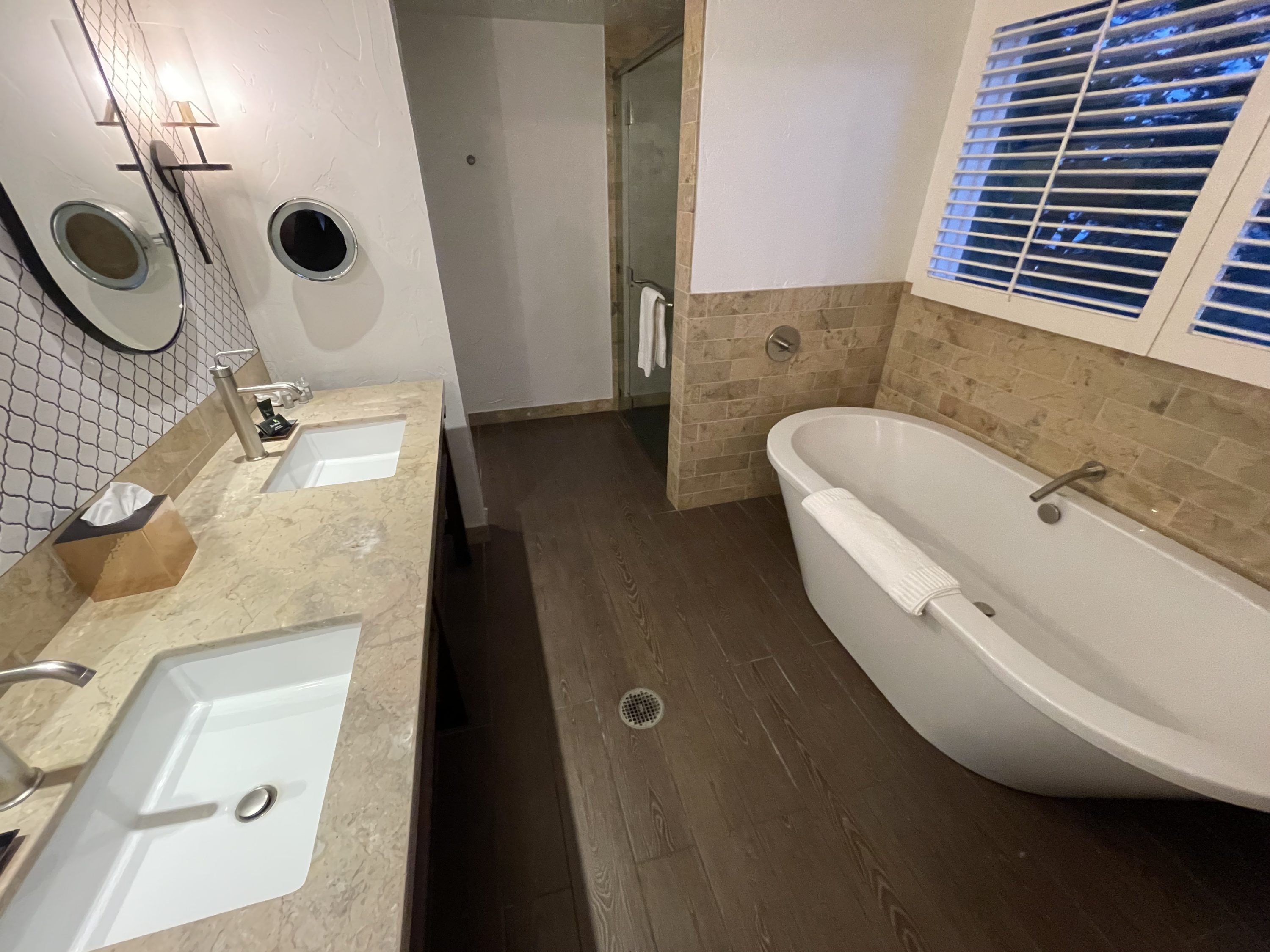 Mar Monte Suite Bathroom