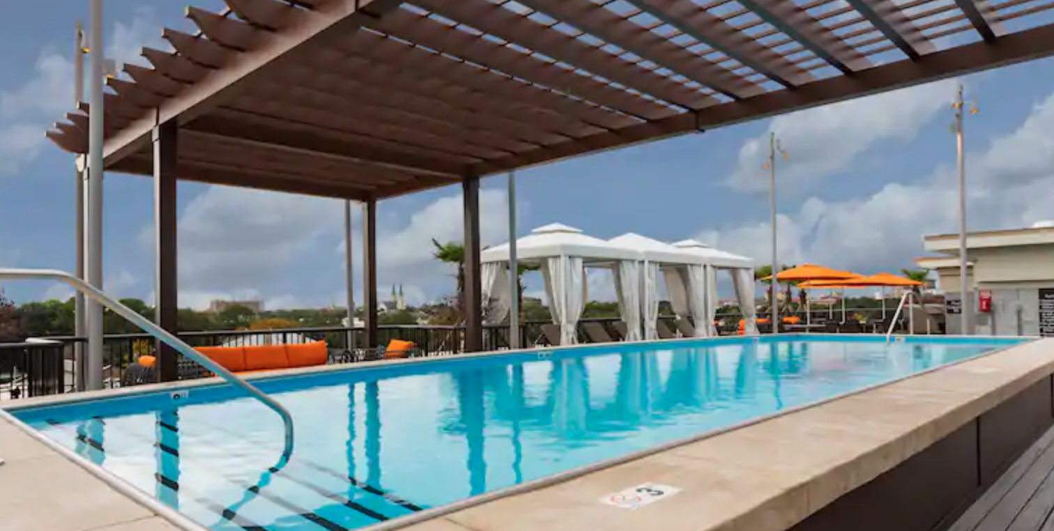 Rooftop pool and bar at Homewood Suites Savannah