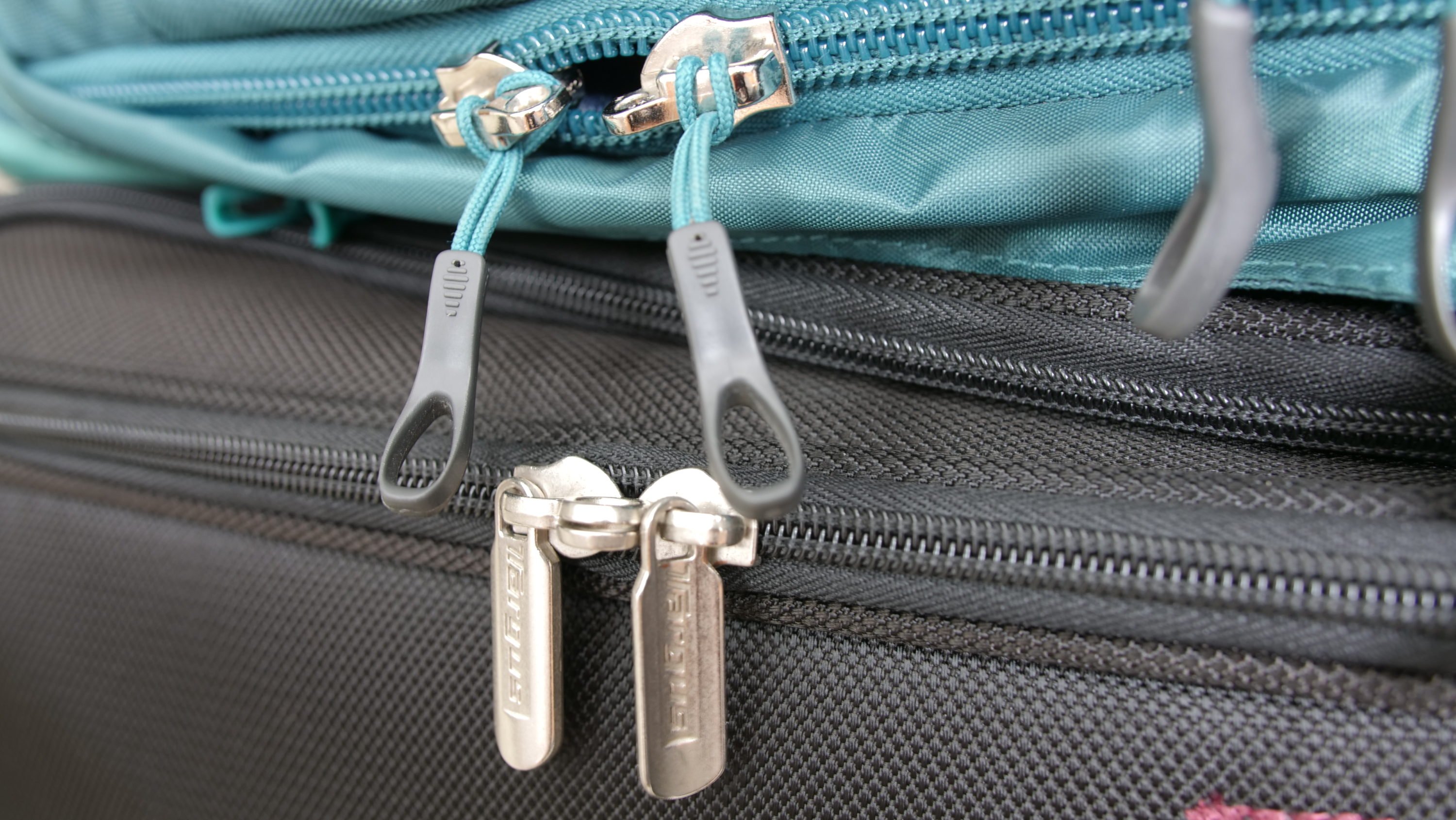 Suitcase zips