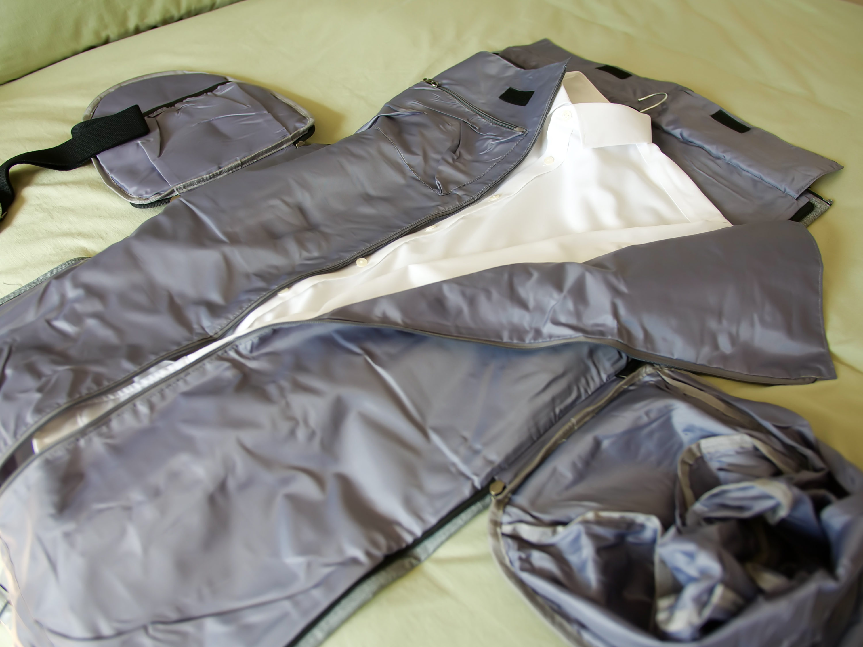 Modoker garment carrier