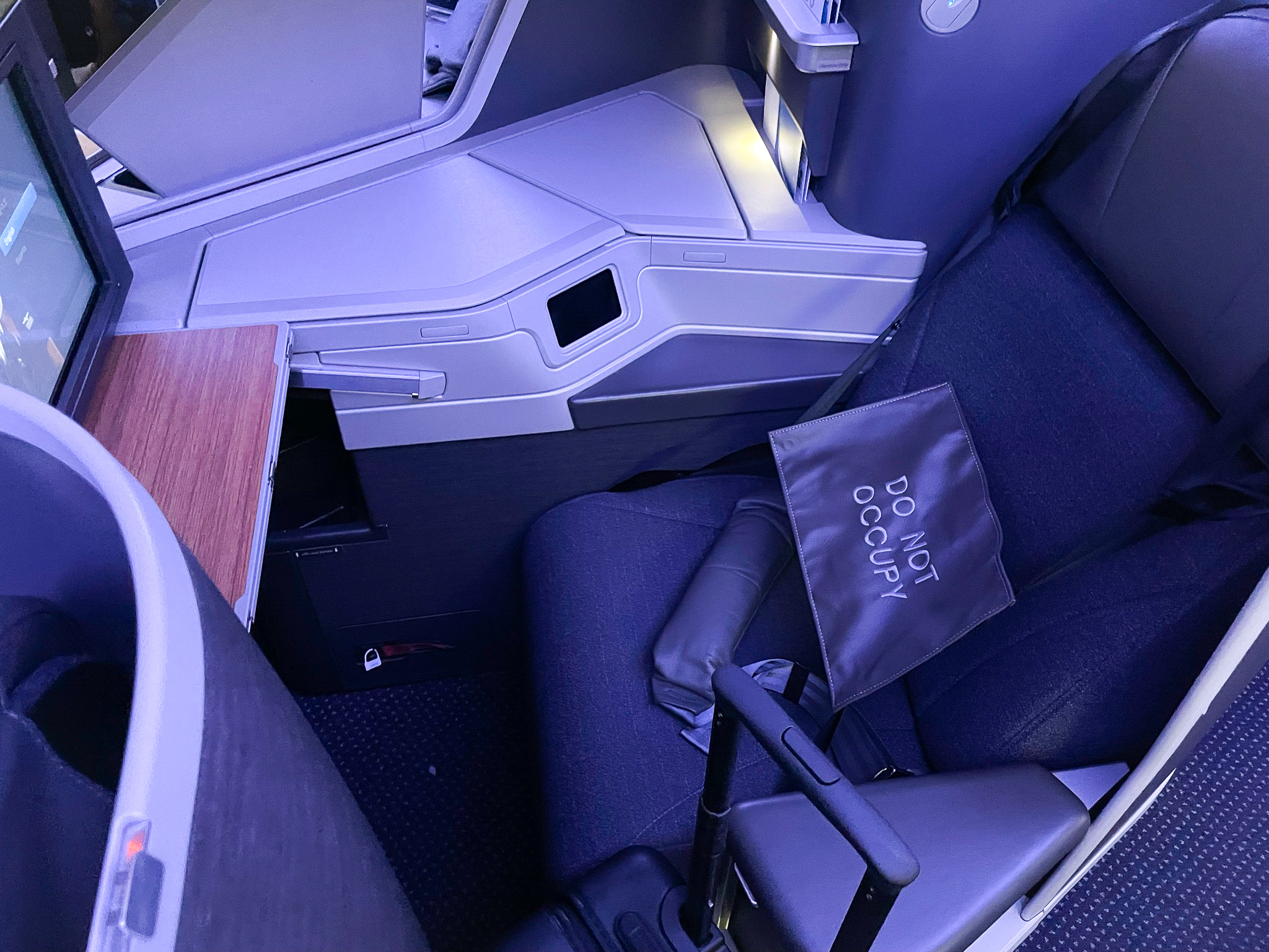 American Airlines First Flagship Business Class Miami to Boston broken seat