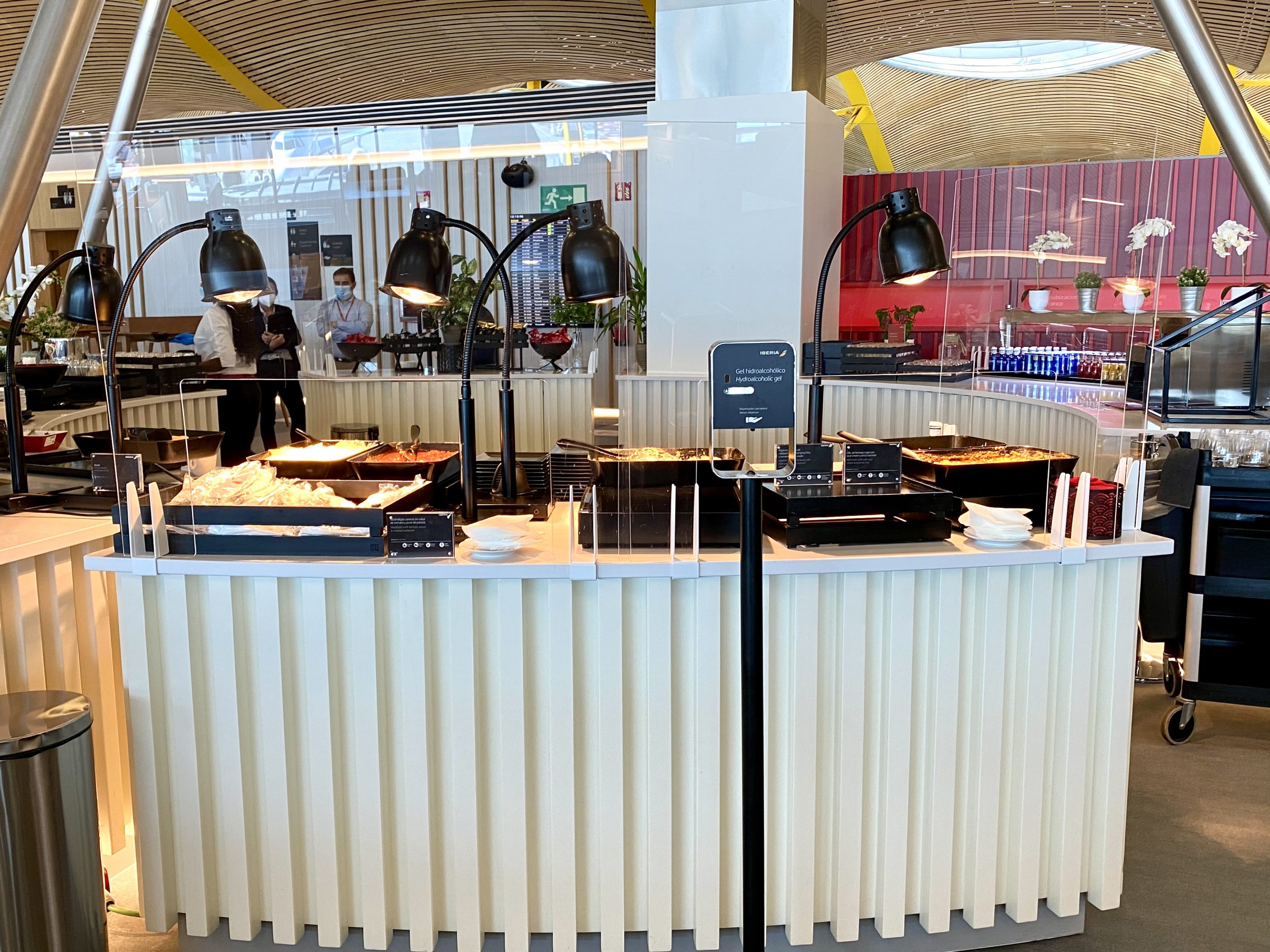 Iberia Sala VIP Dali Madrid hot food service area