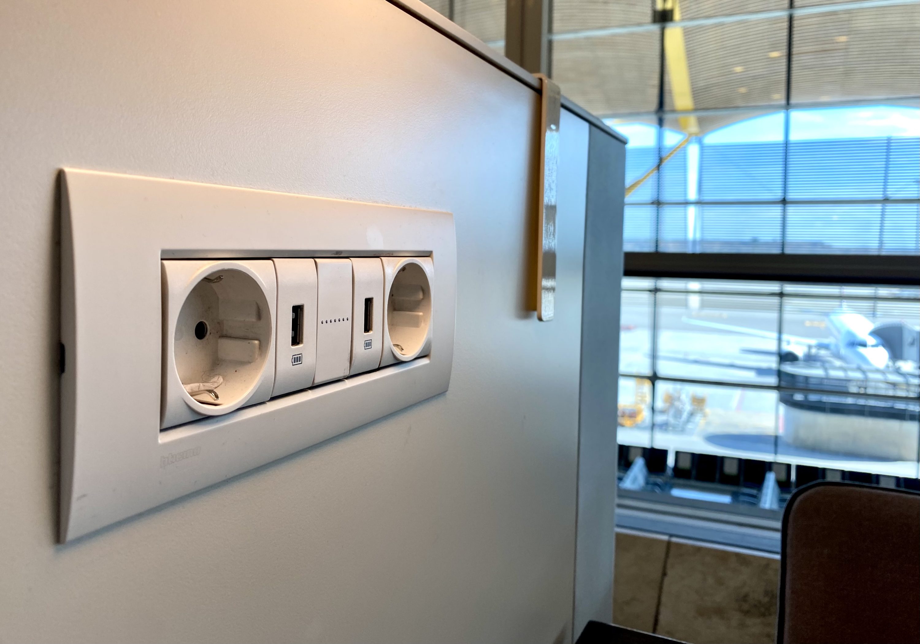 Iberia Sala VIP Dali Madrid power outlets