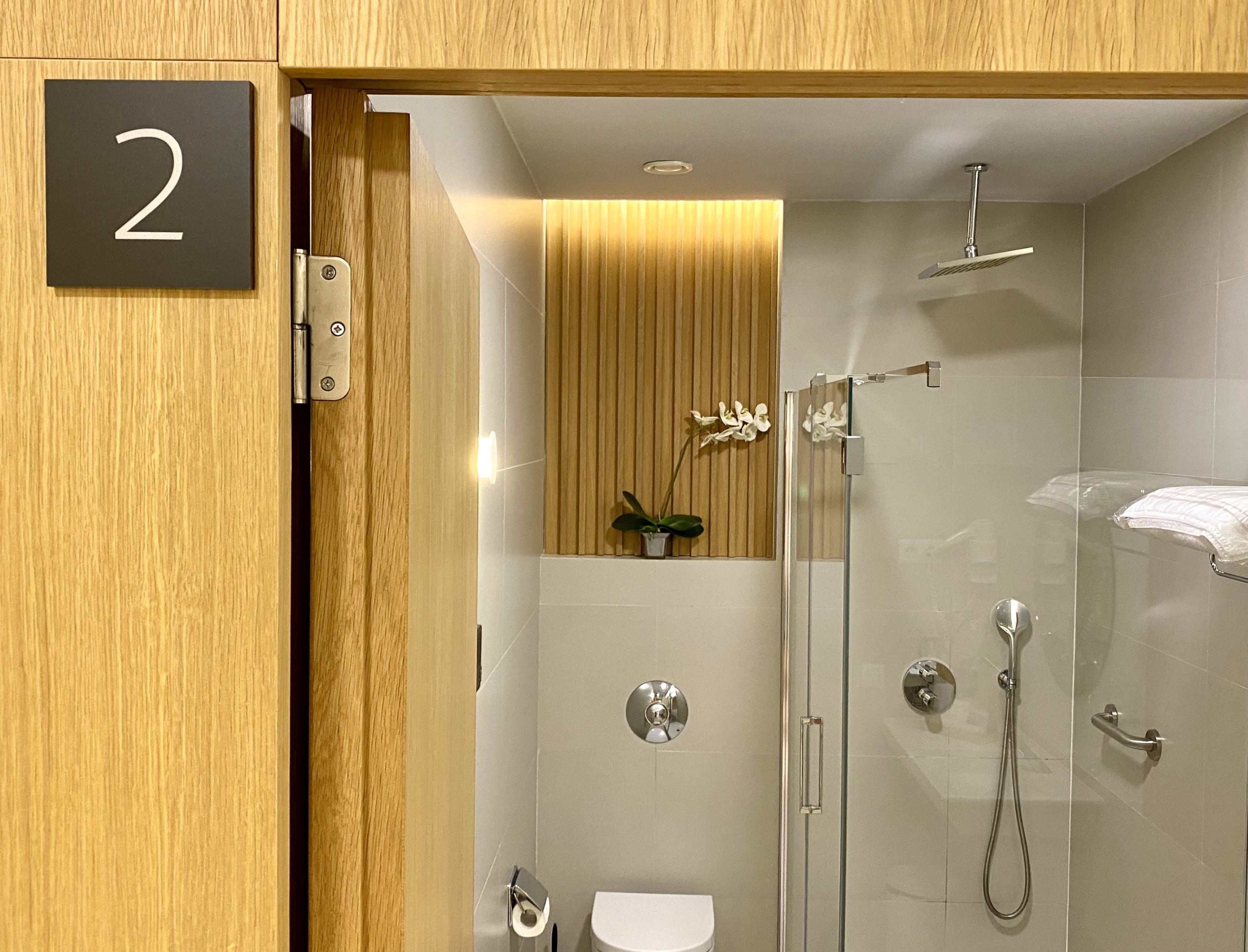Iberia Sala VIP Dali Madrid shower 2