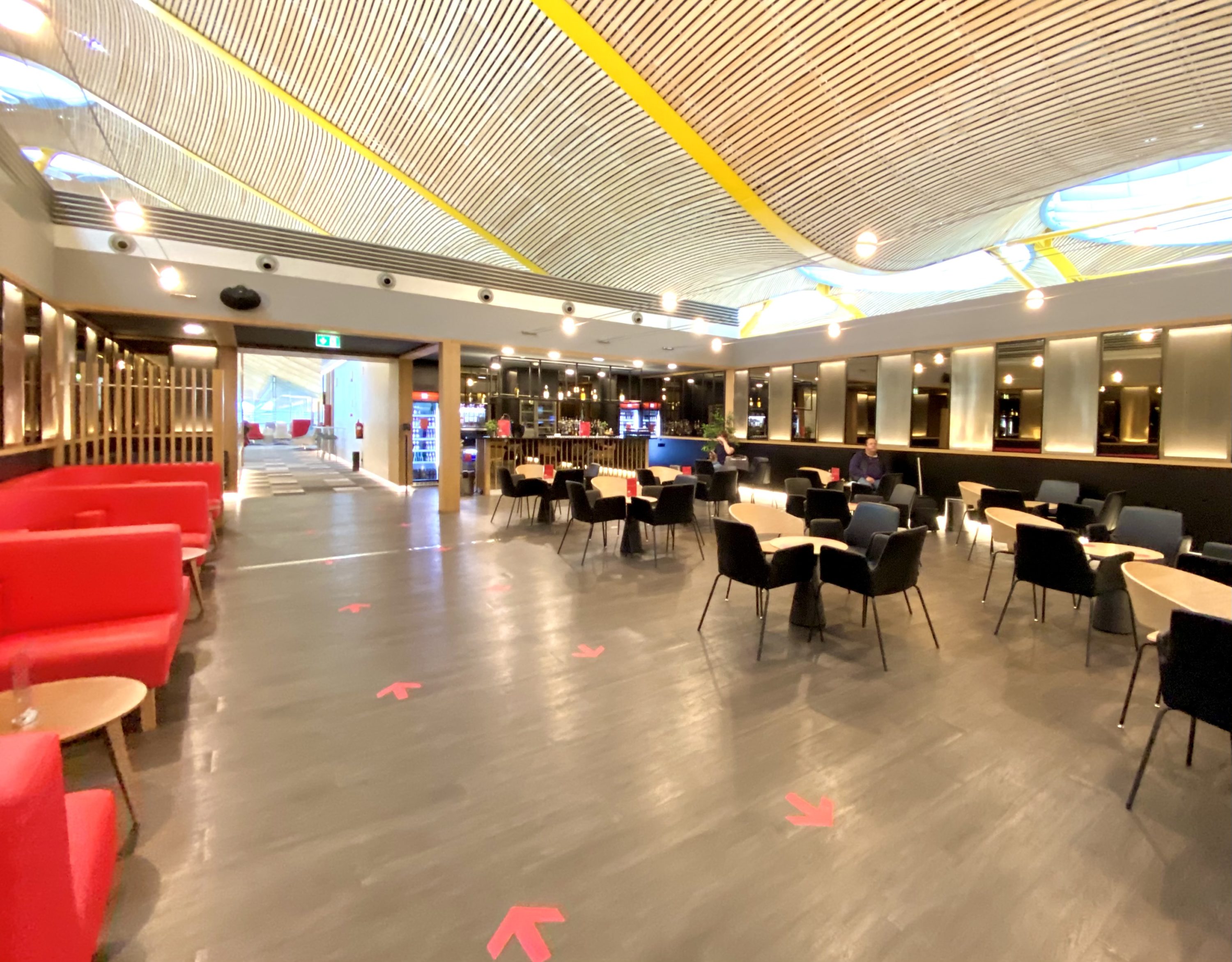Iberia Sala VIP Dali Madrid windowless bar area