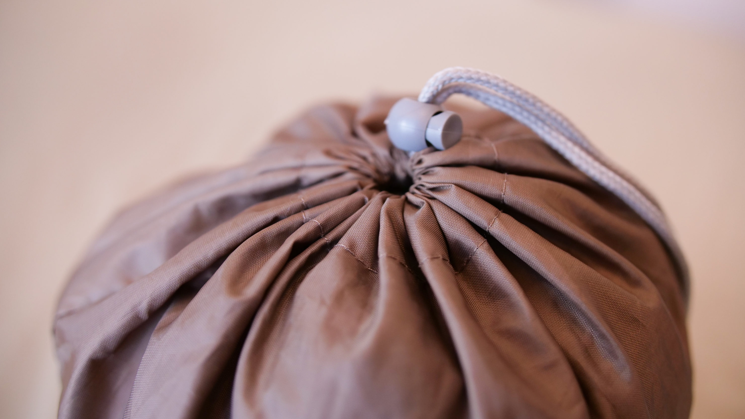 Travel laundry bag closure