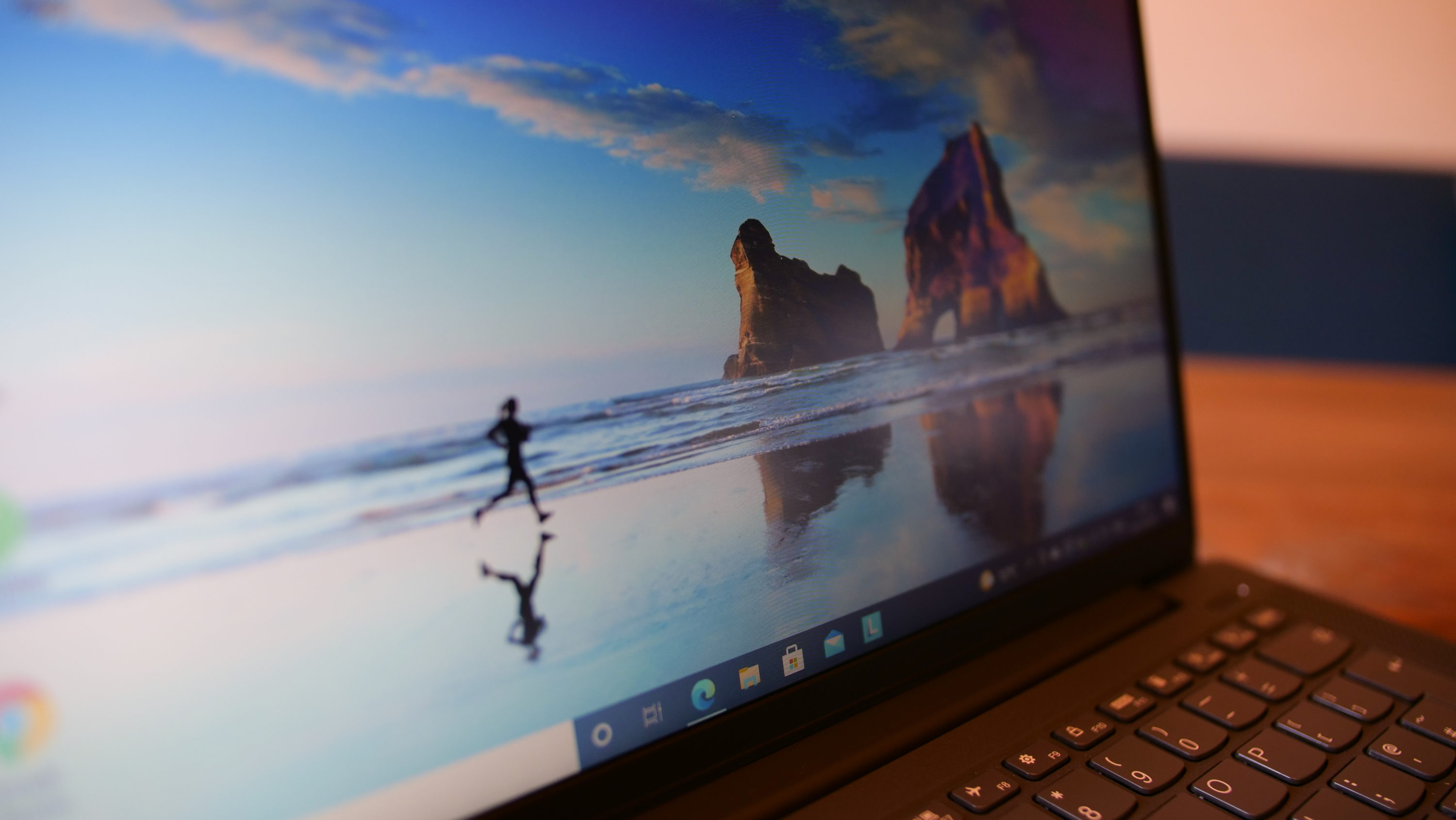 Travel laptop screen