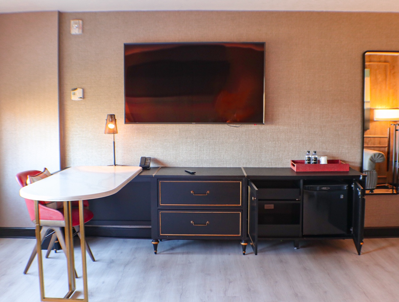 Viceroy King Room desk and TV area