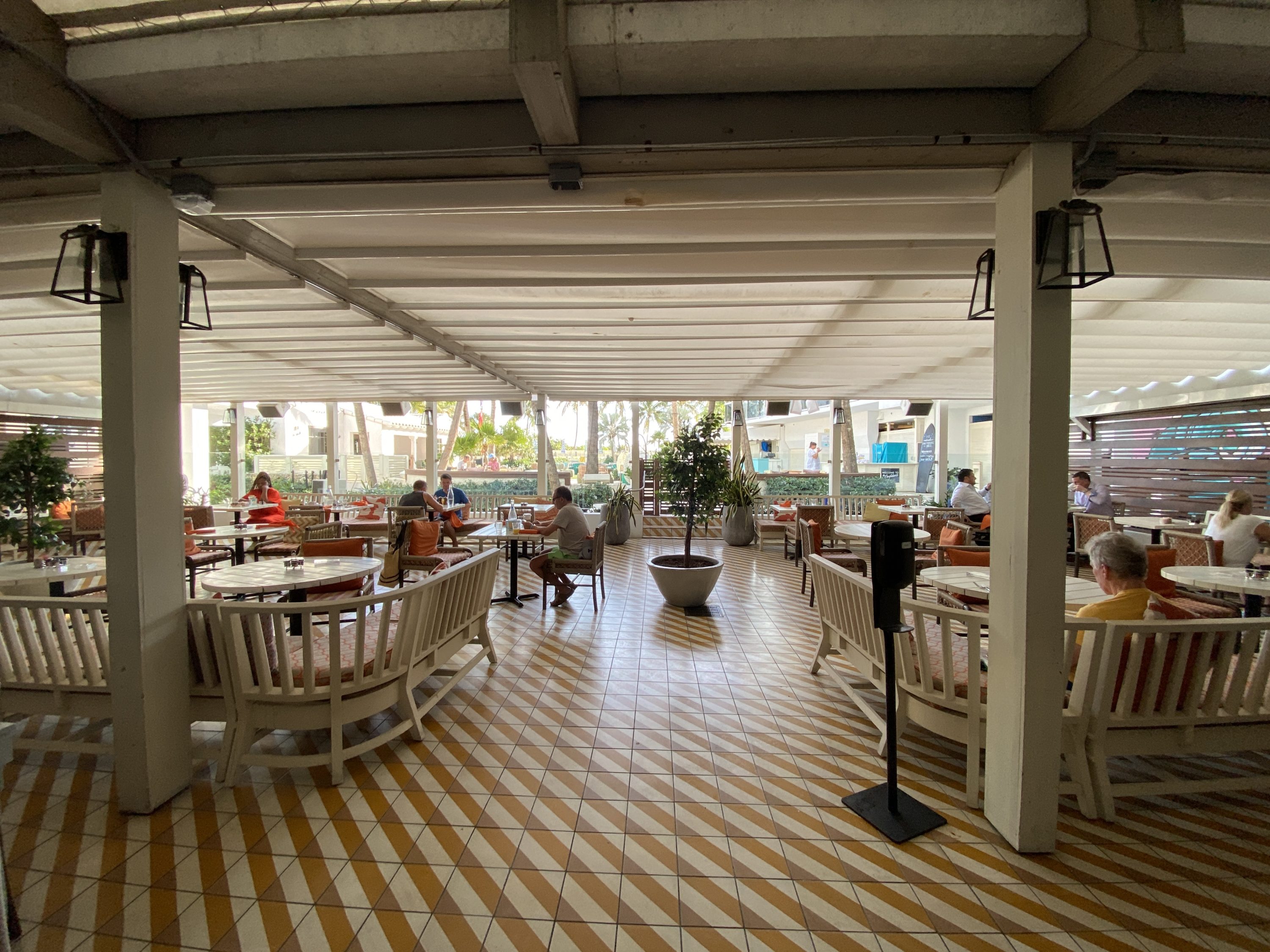Confidante Ambersweet Dining