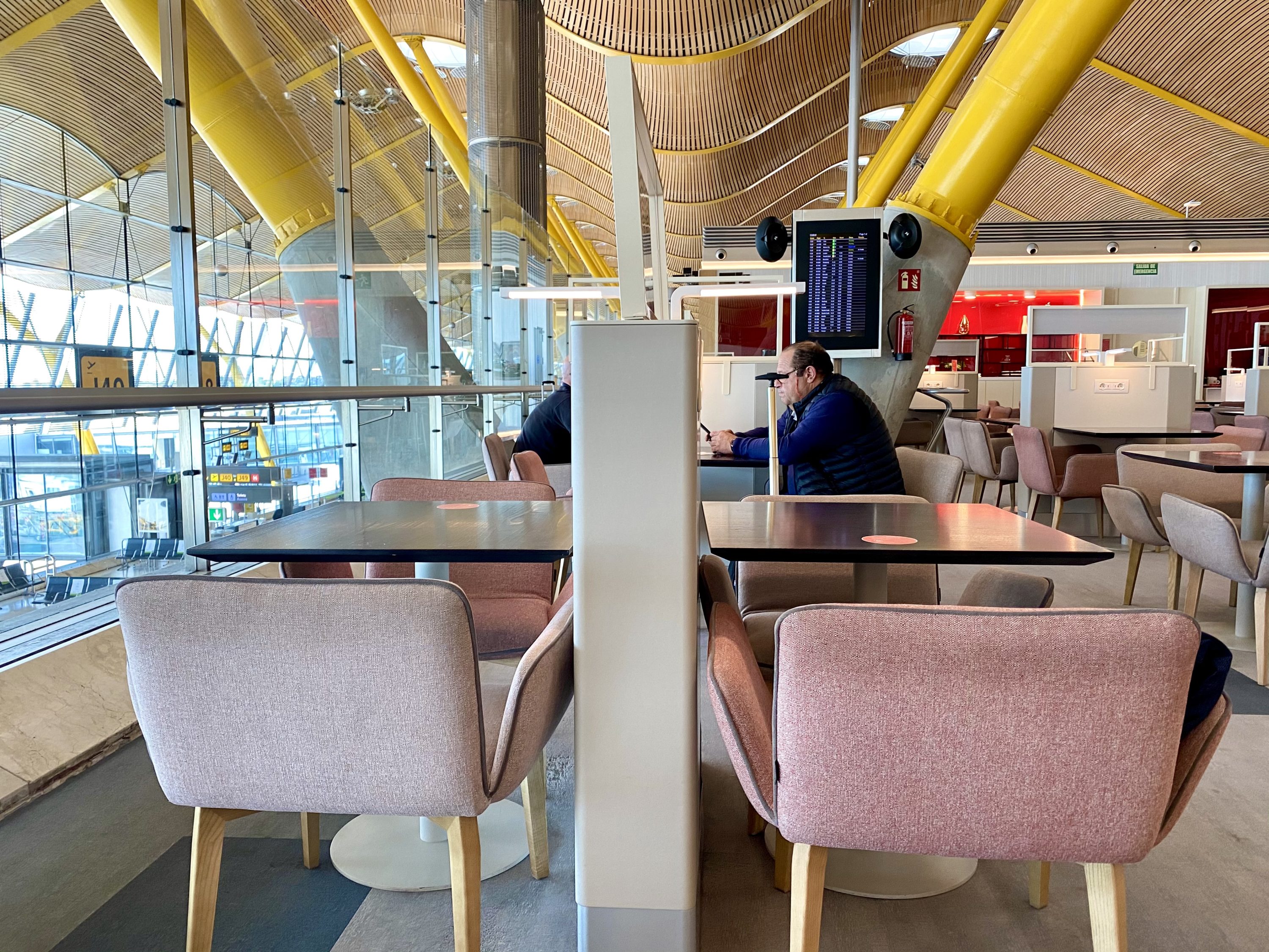 Iberia Sala VIP Dali Madrid eating and working seating area