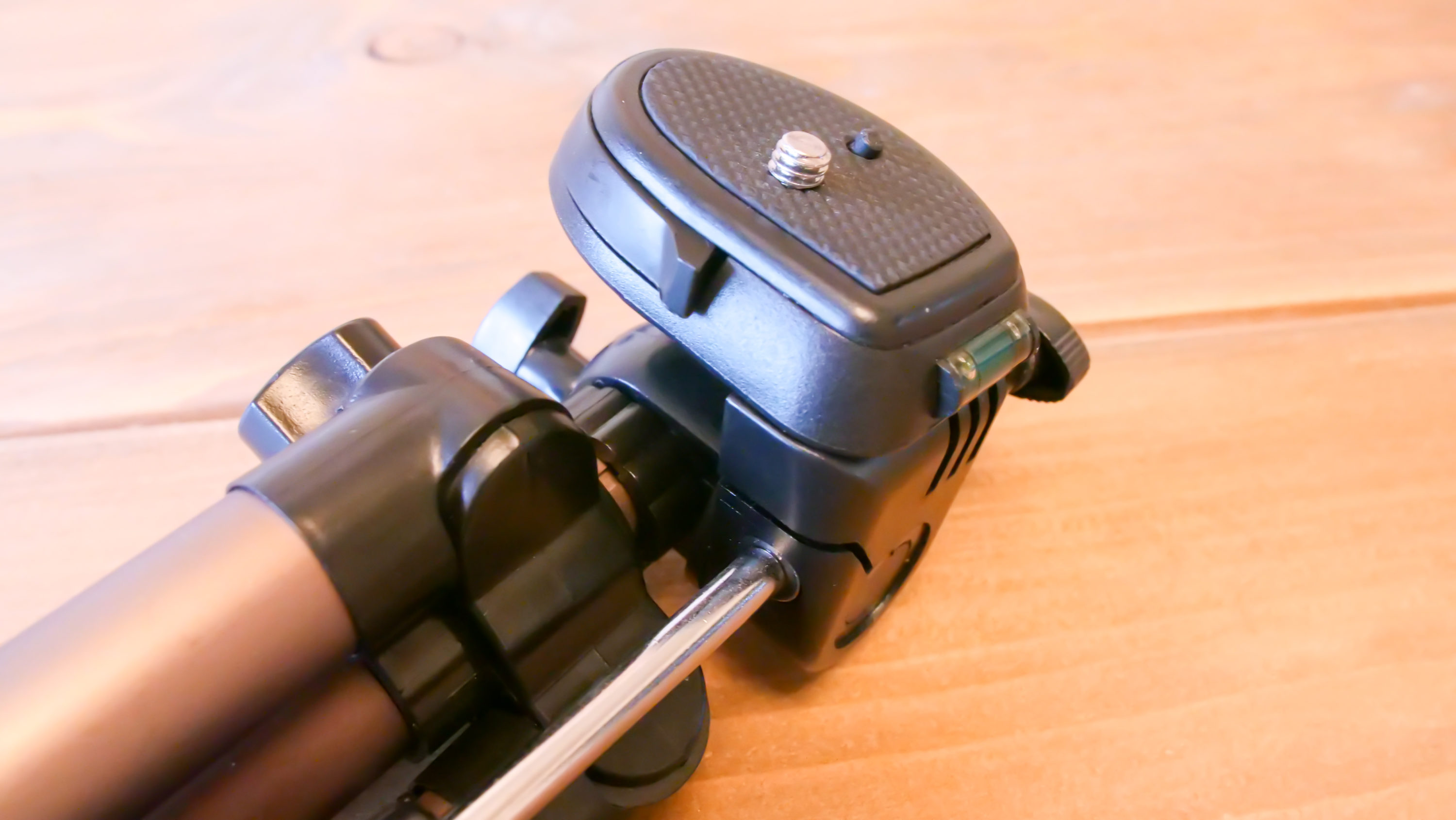 Travel tripod head design