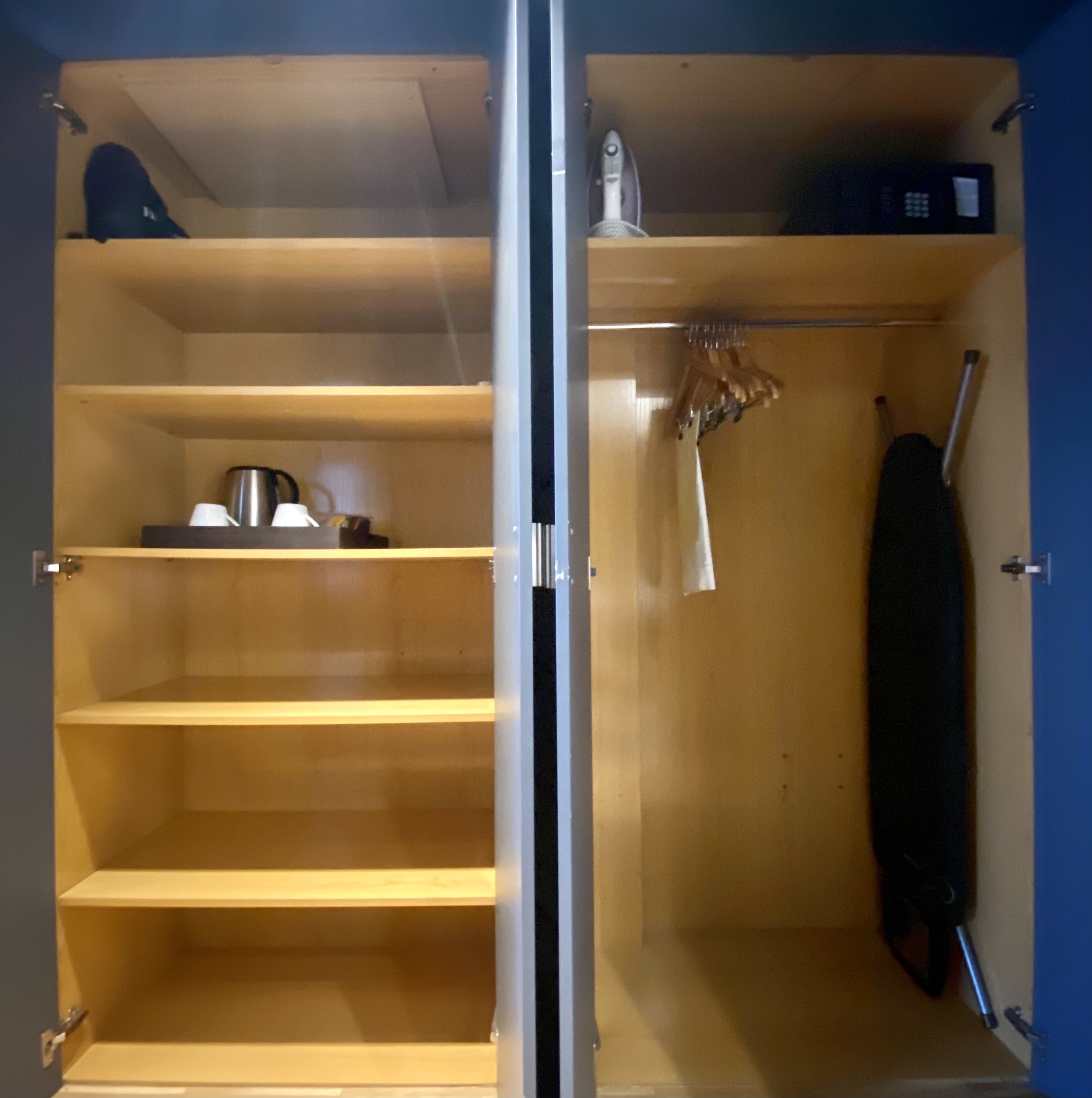 Alexandra Hotel Barcelona Curio Collection by Hilton wardrobe storage