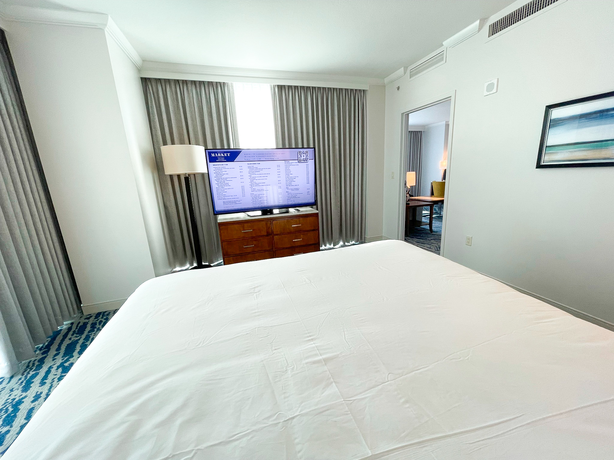 Hyatt Regency Orlando bed and tv
