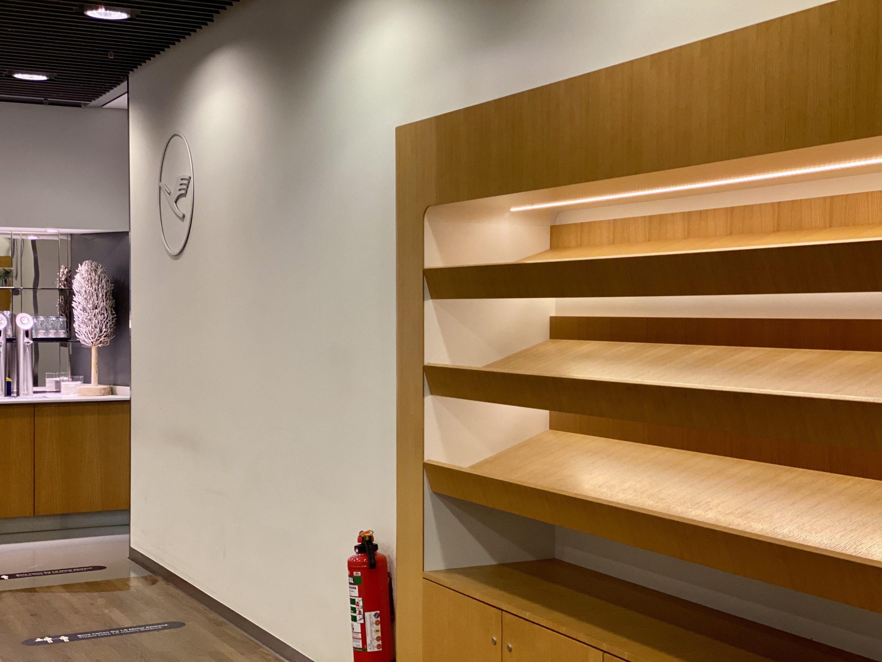 Lufthansa Senator Lounge B Frankfurt empty bookshelves