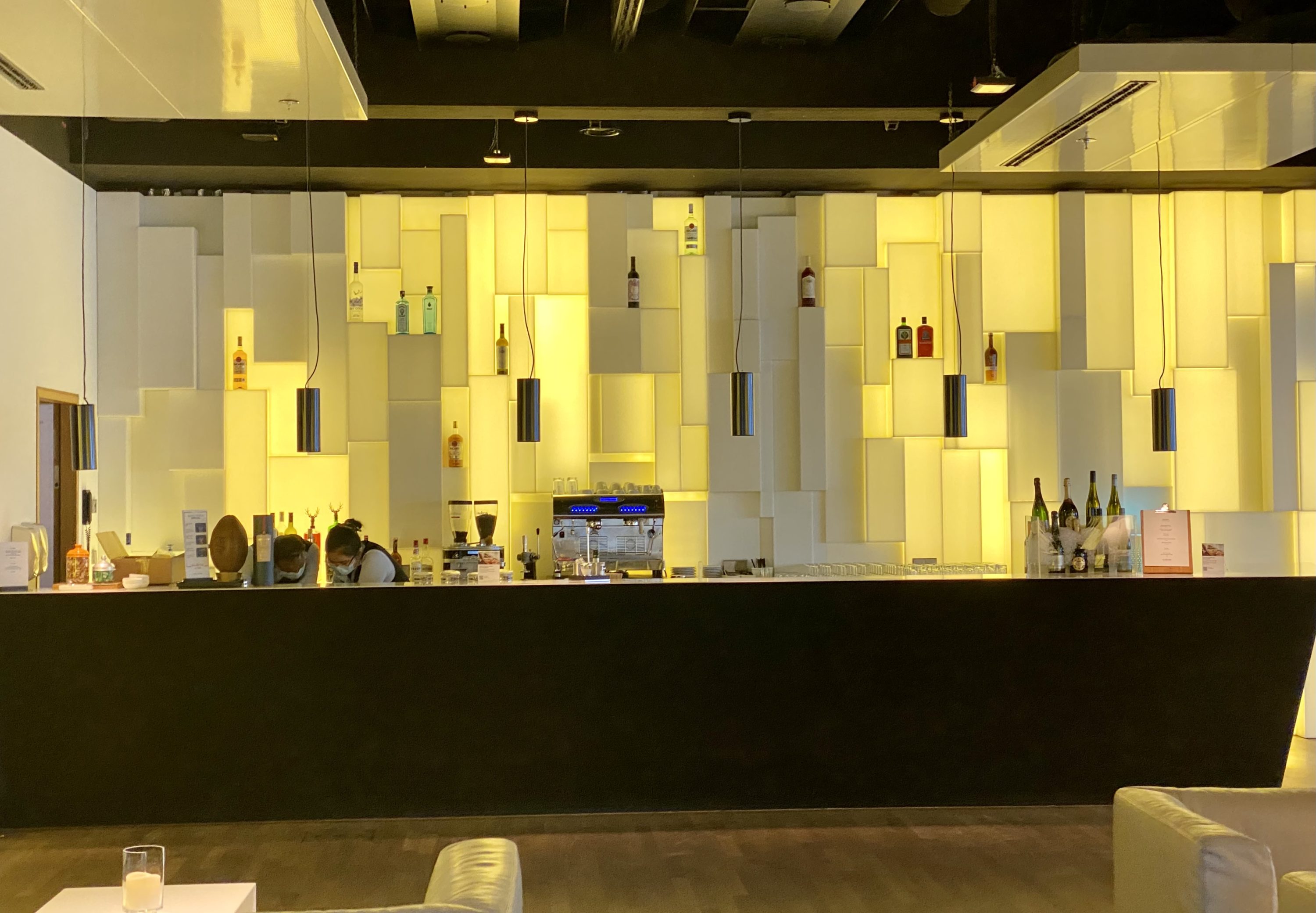 Lufthansa Senator Lounge B Frankfurt first class bar