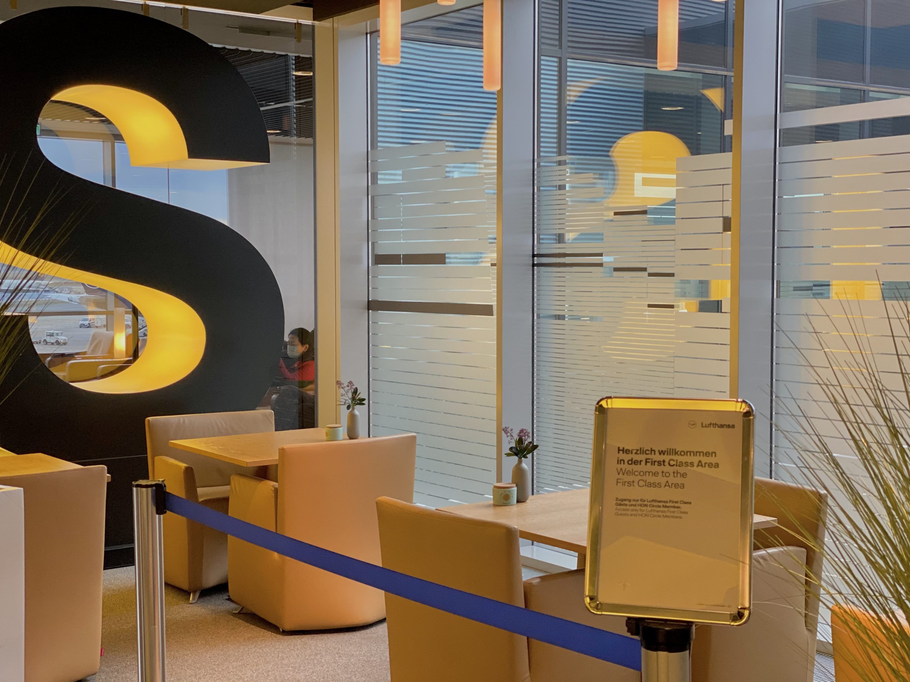 Lufthansa Senator Lounge B Frankfurt first class zone